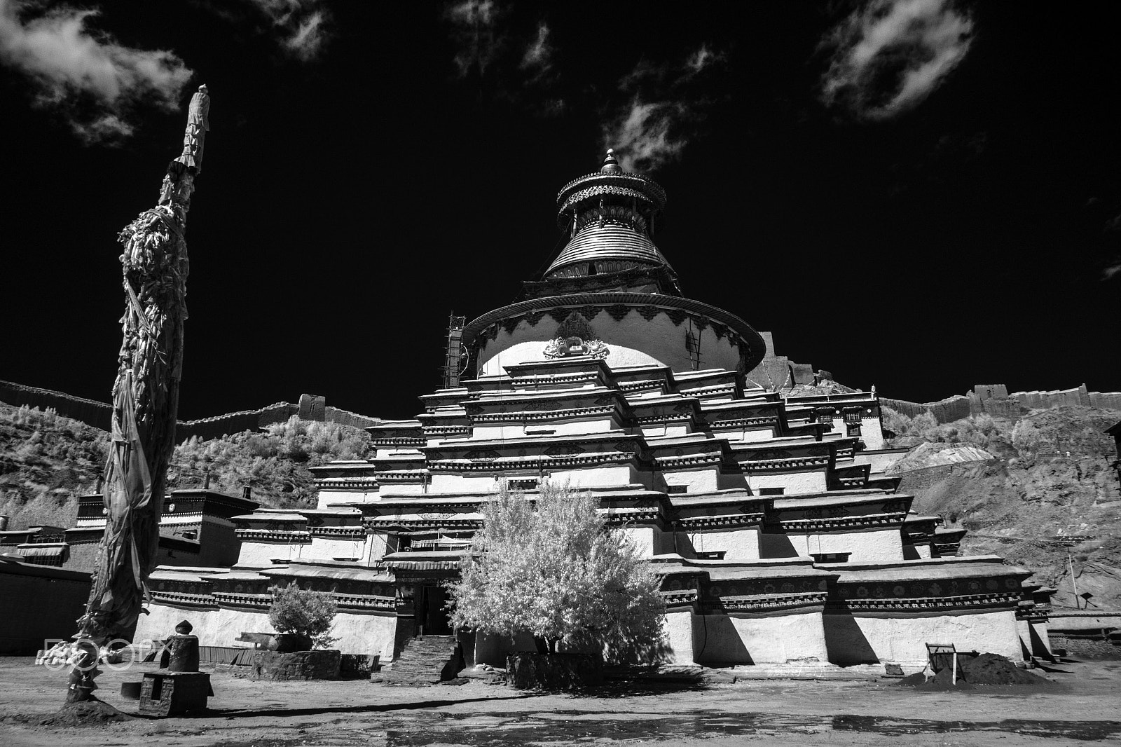 Sony a6000 + Sony Vario-Tessar T* FE 16-35mm F4 ZA OSS sample photo. A tibetan temple under construction. photography