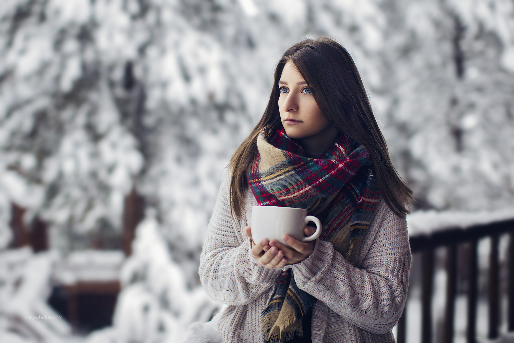 Canon EOS 5DS R + Canon EF 50mm F1.2L USM sample photo. Frosty air and warm hands. photography