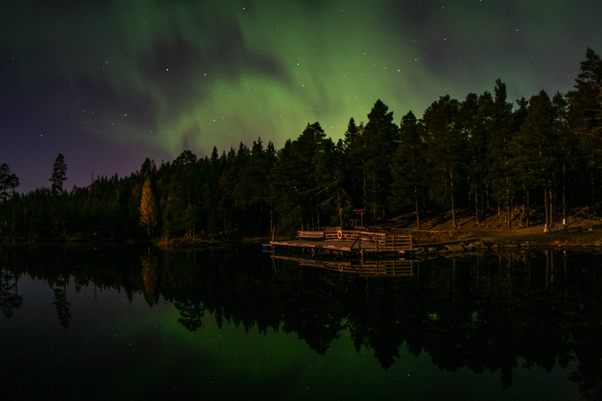 Canon EOS 400D (EOS Digital Rebel XTi / EOS Kiss Digital X) + Canon EF 15mm F2.8 Fisheye sample photo. Northern lights on the lake photography