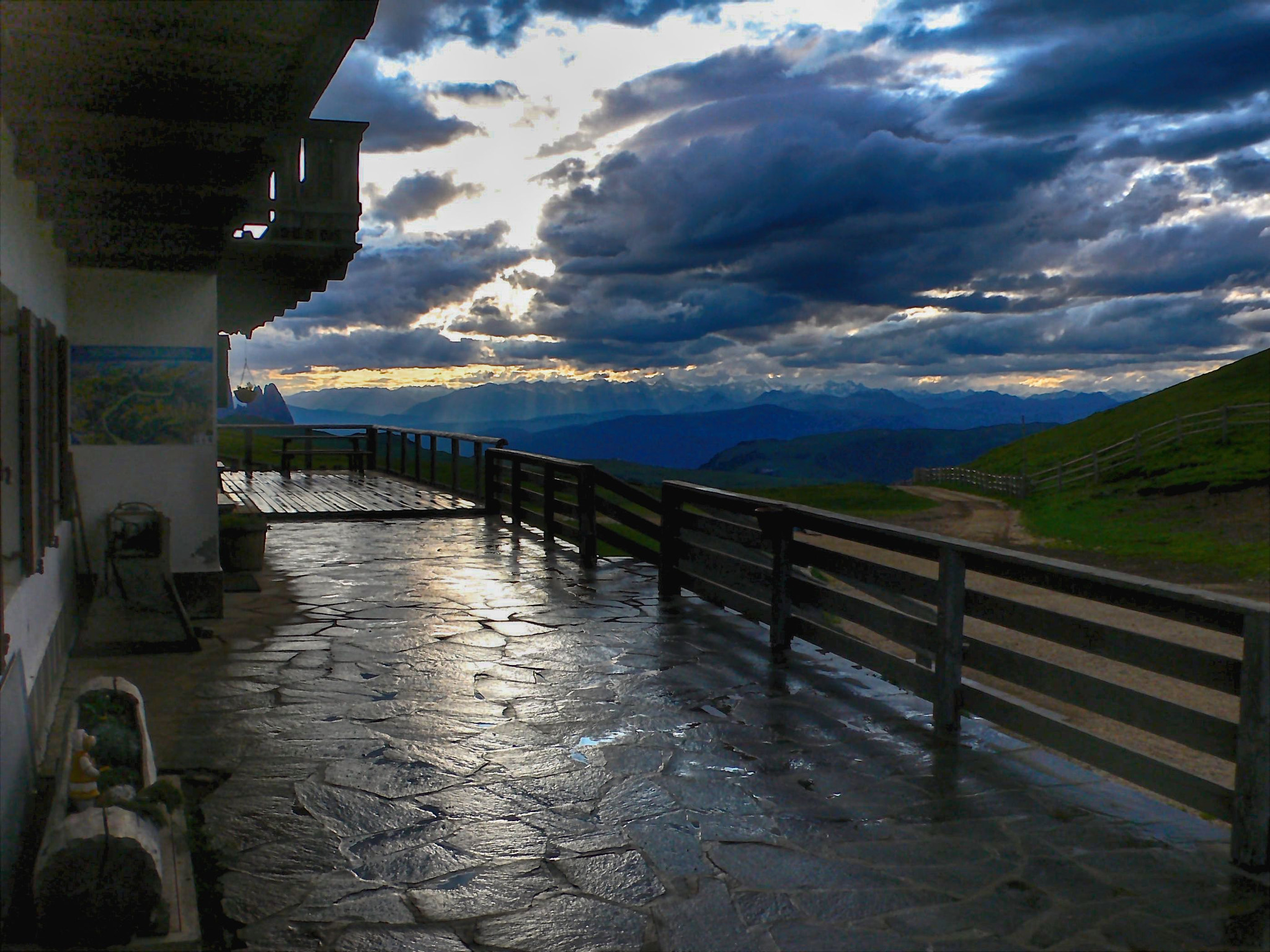 Panasonic DMC-LX1 sample photo. Cloudy sunset at the shelter photography