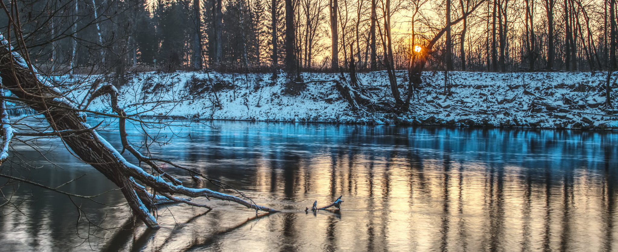 Canon EF 28-105mm f/3.5-4.5 USM sample photo. River bathing in the winter evening sun photography