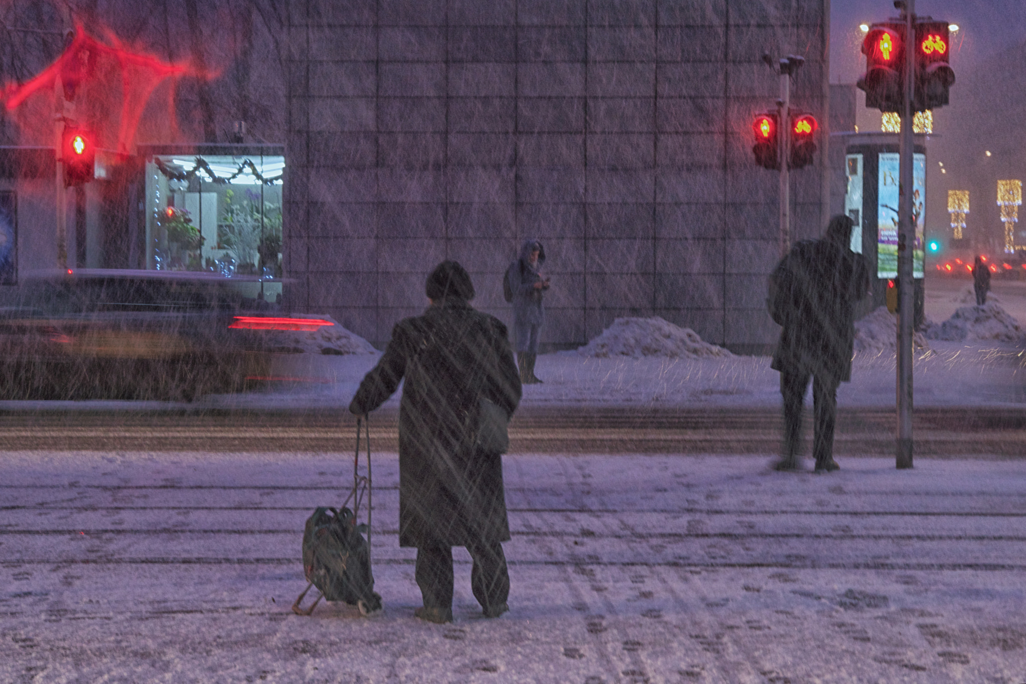 Minolta AF 24-85mm F3.5-4.5 [New] sample photo. The man in the storm photography
