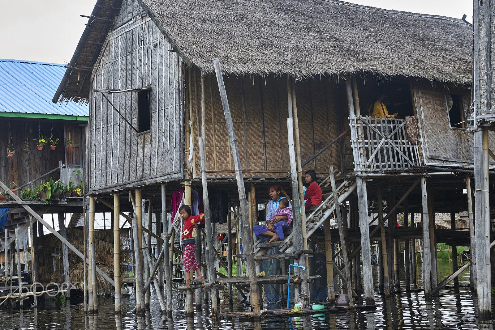 Nikon AF-S Nikkor 24-70mm F2.8G ED sample photo. Lake inle house and family photography
