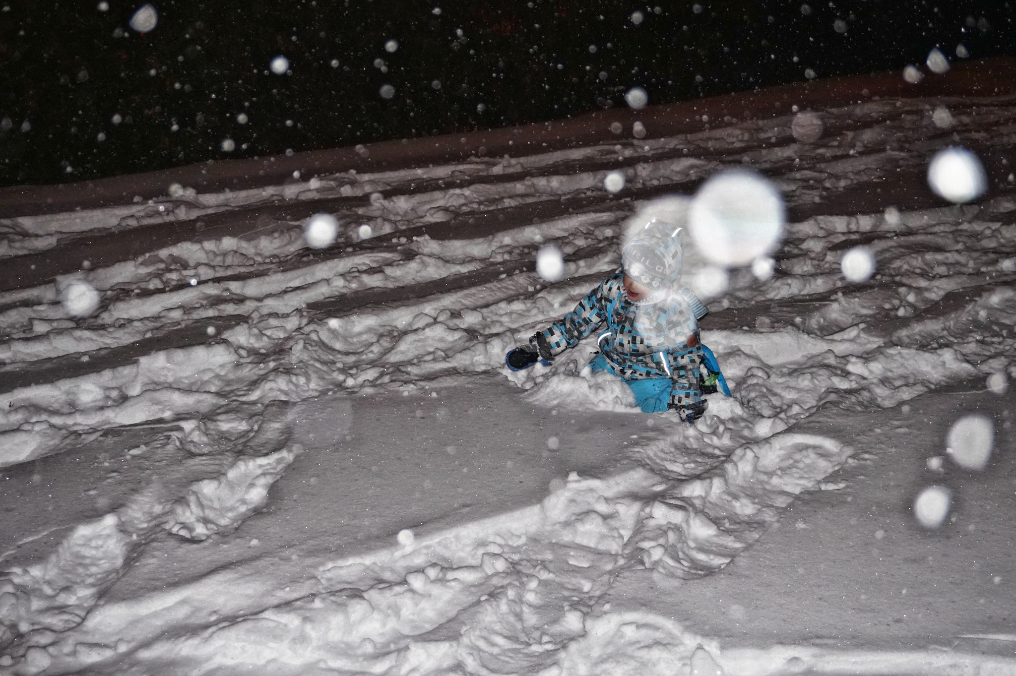 Sony E 16-50mm F3.5-5.6 PZ OSS sample photo. Playing a snowy night photography
