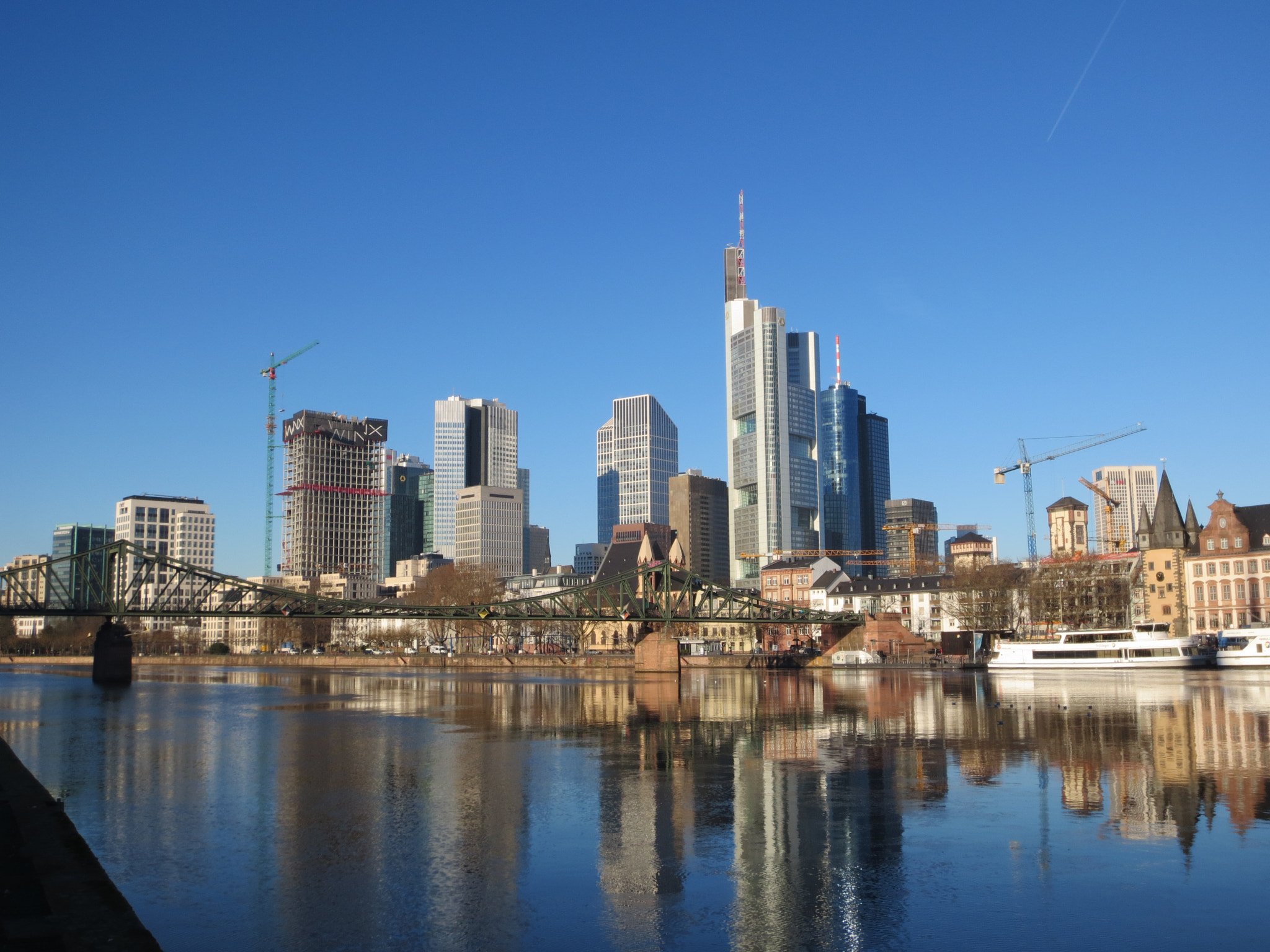 Canon PowerShot ELPH 110HS (PowerShot IXUS 125 HS) sample photo. Frankfurt skyline winter morning photography