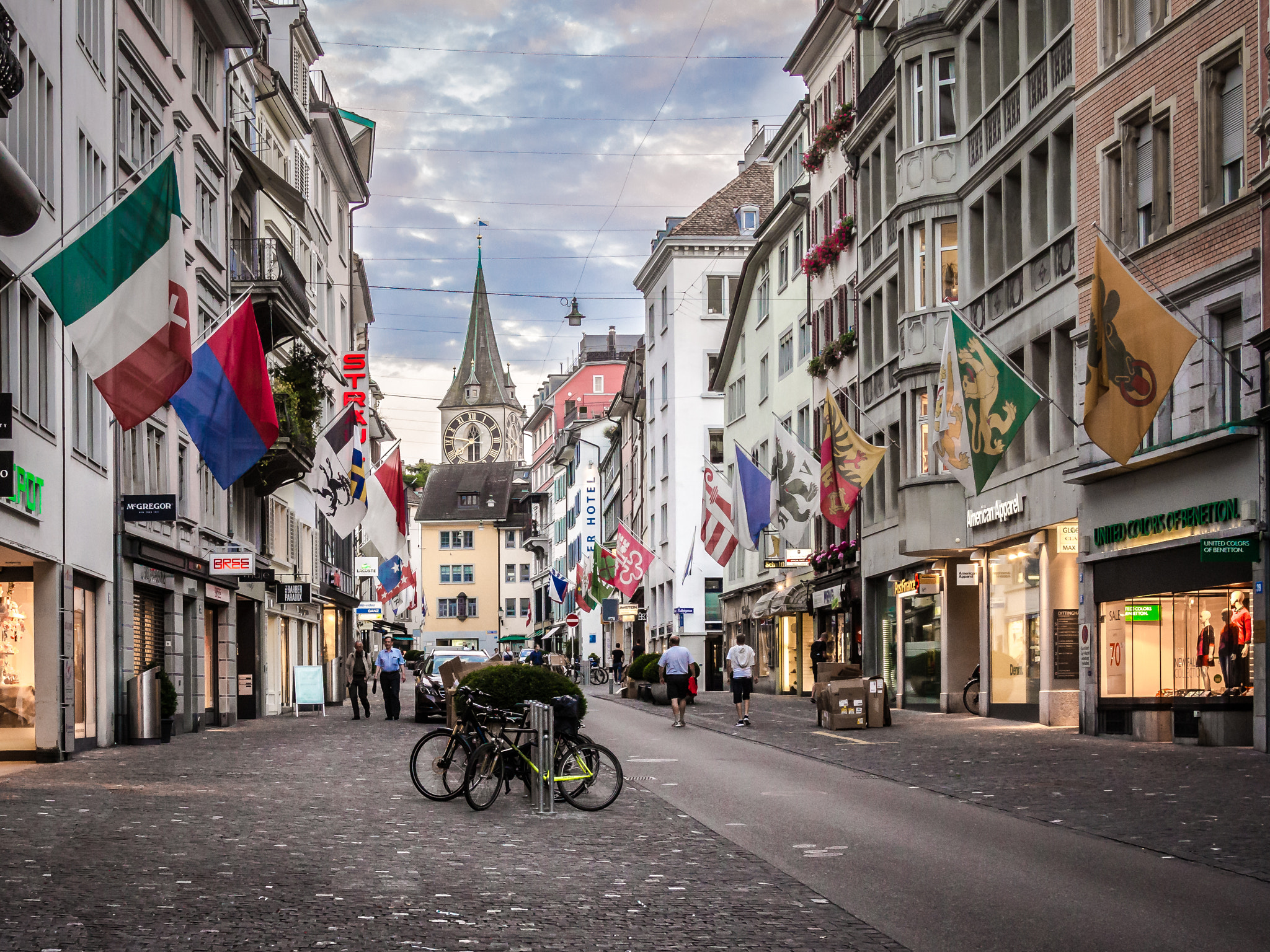 Olympus OM-D E-M10 II + Olympus M.Zuiko Digital 25mm F1.8 sample photo. Street in zurich photography