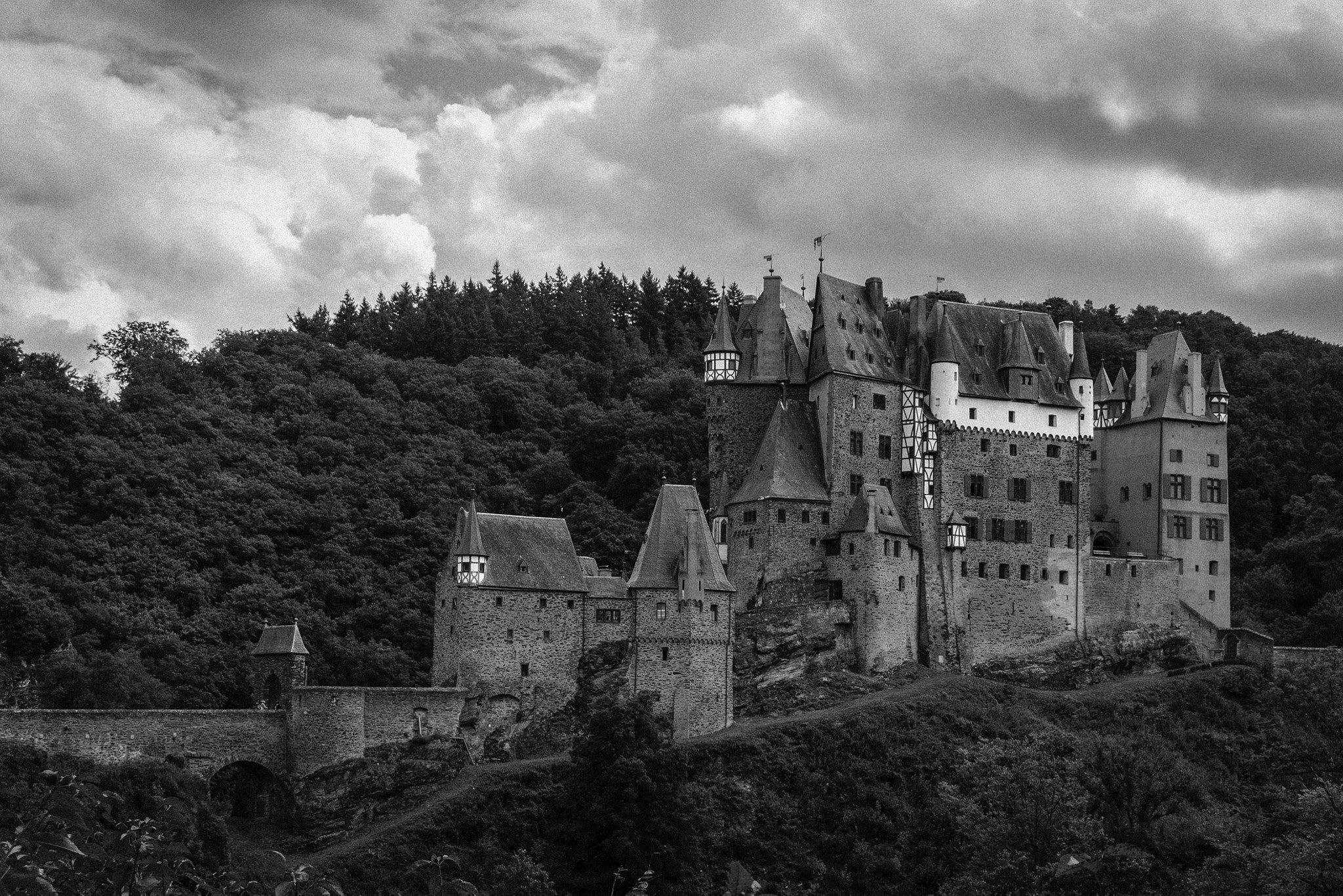 Canon EF-S 18-200mm F3.5-5.6 IS sample photo. Burg eltz photography