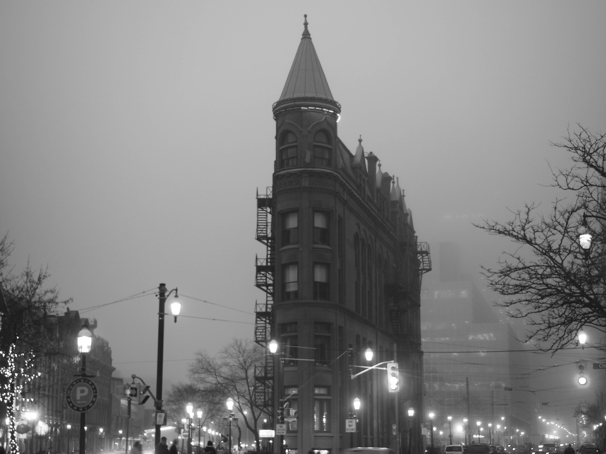 Olympus PEN-F sample photo. Foggy flatiron photography