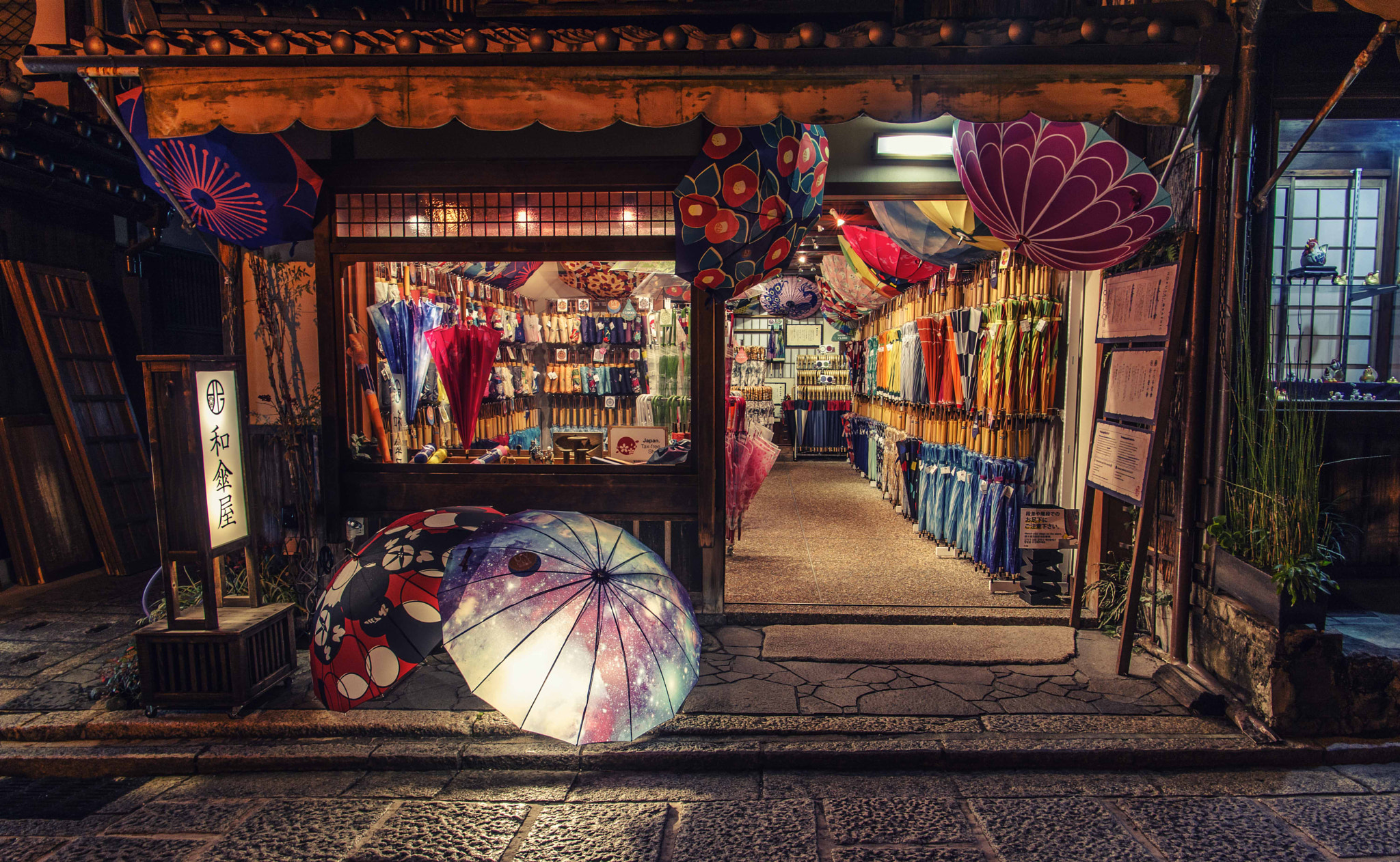 Pentax smc DA* 16-50mm F2.8 ED AL (IF) SDM sample photo. Tienda de paraguas photography