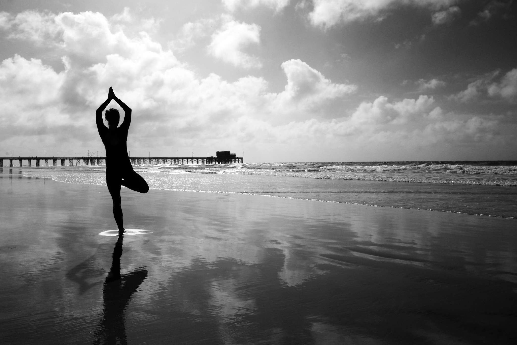 Fujifilm X-T1 + Fujifilm XF 18mm F2 R sample photo. Woman practicing yoga on beach, 8567 photography