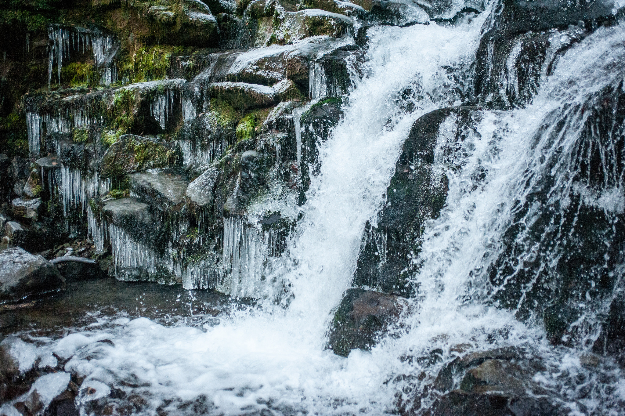 Nikon D700 + AF Zoom-Nikkor 35-70mm f/2.8D sample photo. Winter waterfall photography