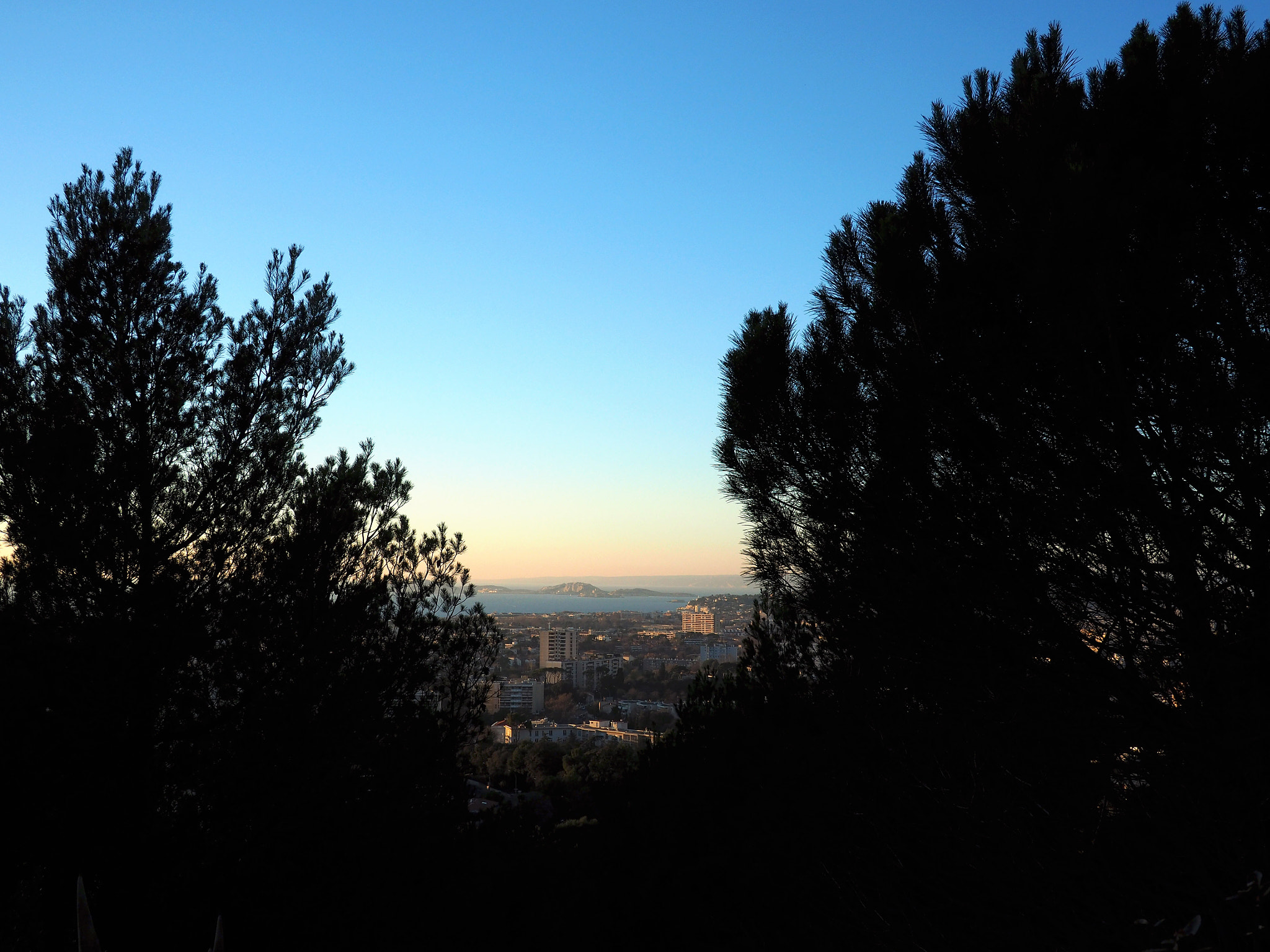 Olympus OM-D E-M5 II + Panasonic Lumix G 20mm F1.7 ASPH sample photo. Marseille vue de st joseph photography