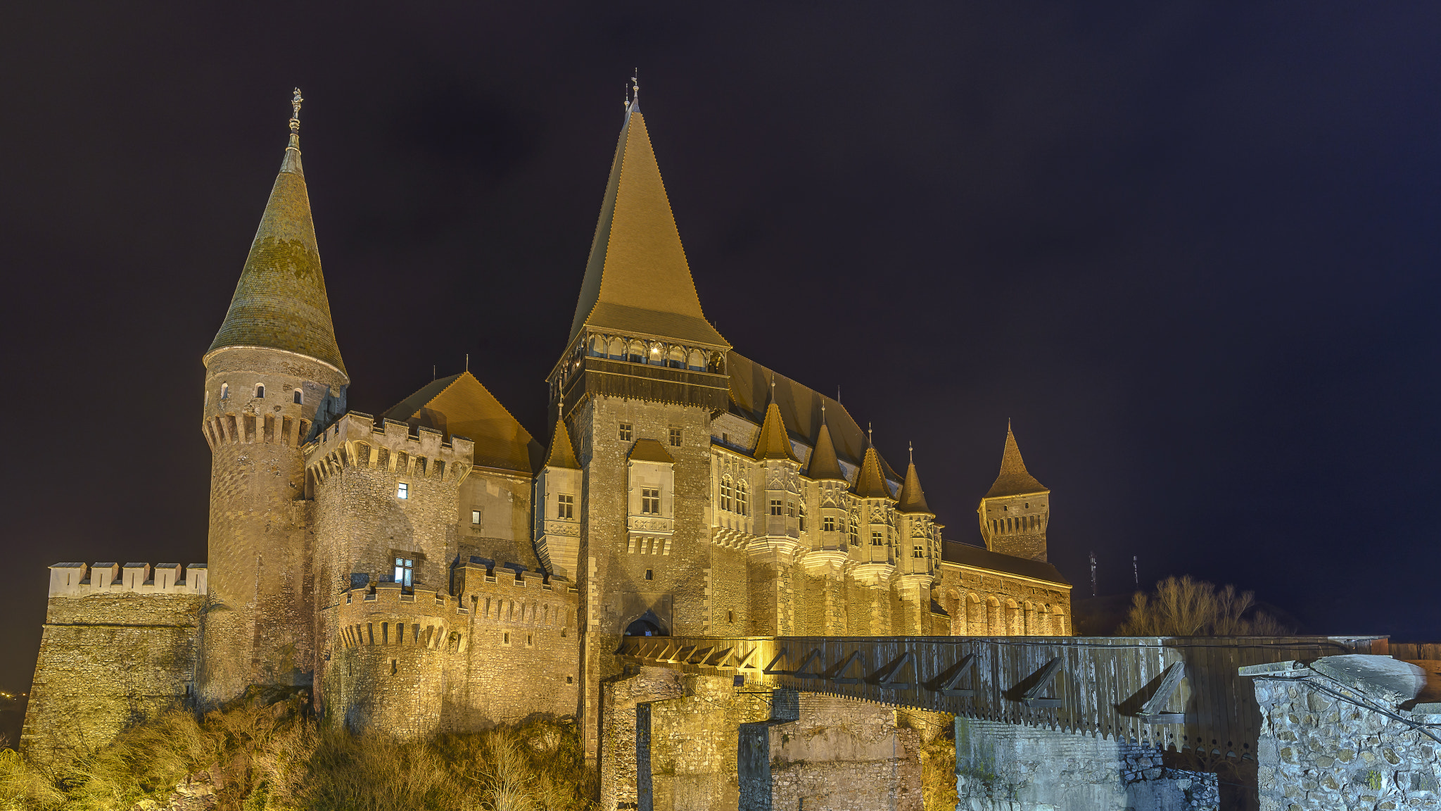 Nikon D610 + Nikon AF-S Nikkor 20mm F1.8G ED sample photo. Corvin castle photography