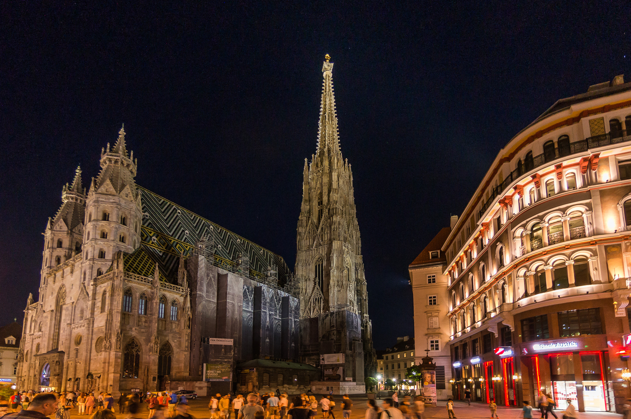Sony Alpha NEX-6 + Sony E 10-18mm F4 OSS sample photo. Stephansdom am abend photography