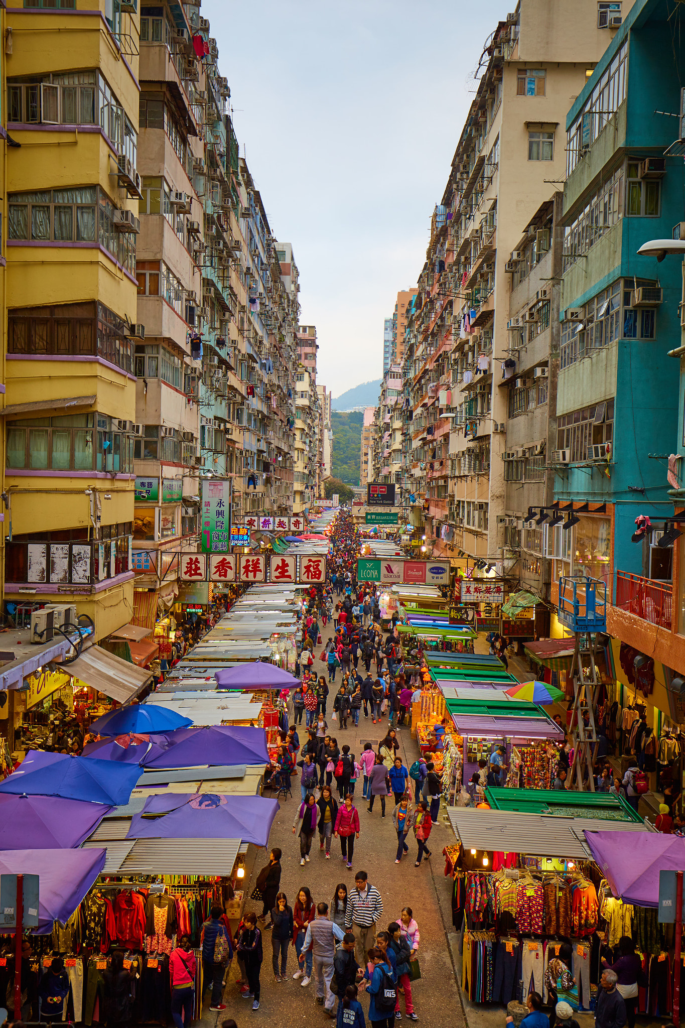 Canon EOS 6D sample photo. Hong kong market photography