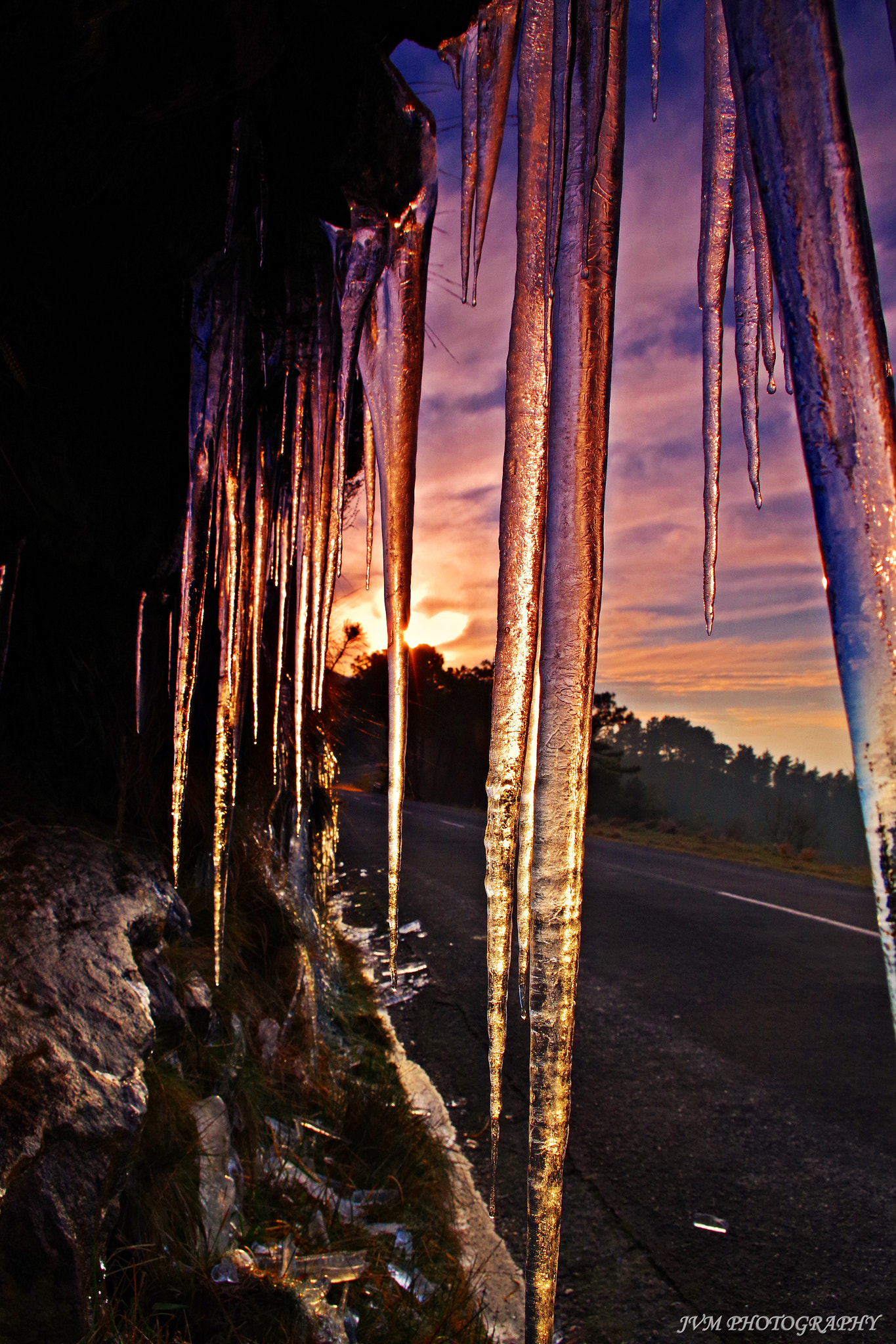 Pentax smc DA 18-55mm F3.5-5.6 AL WR sample photo. Icicle photography