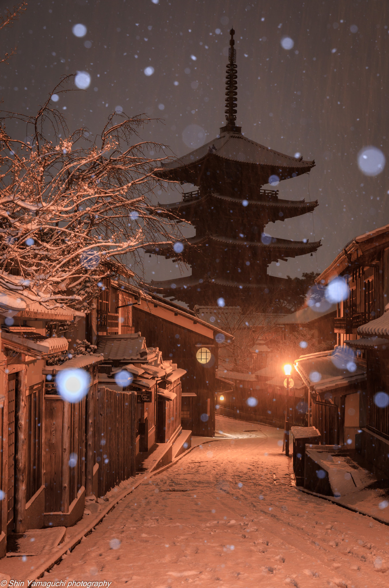 Sigma 24-70mm F2.8 EX DG Macro sample photo. 雪の八坂通り photography
