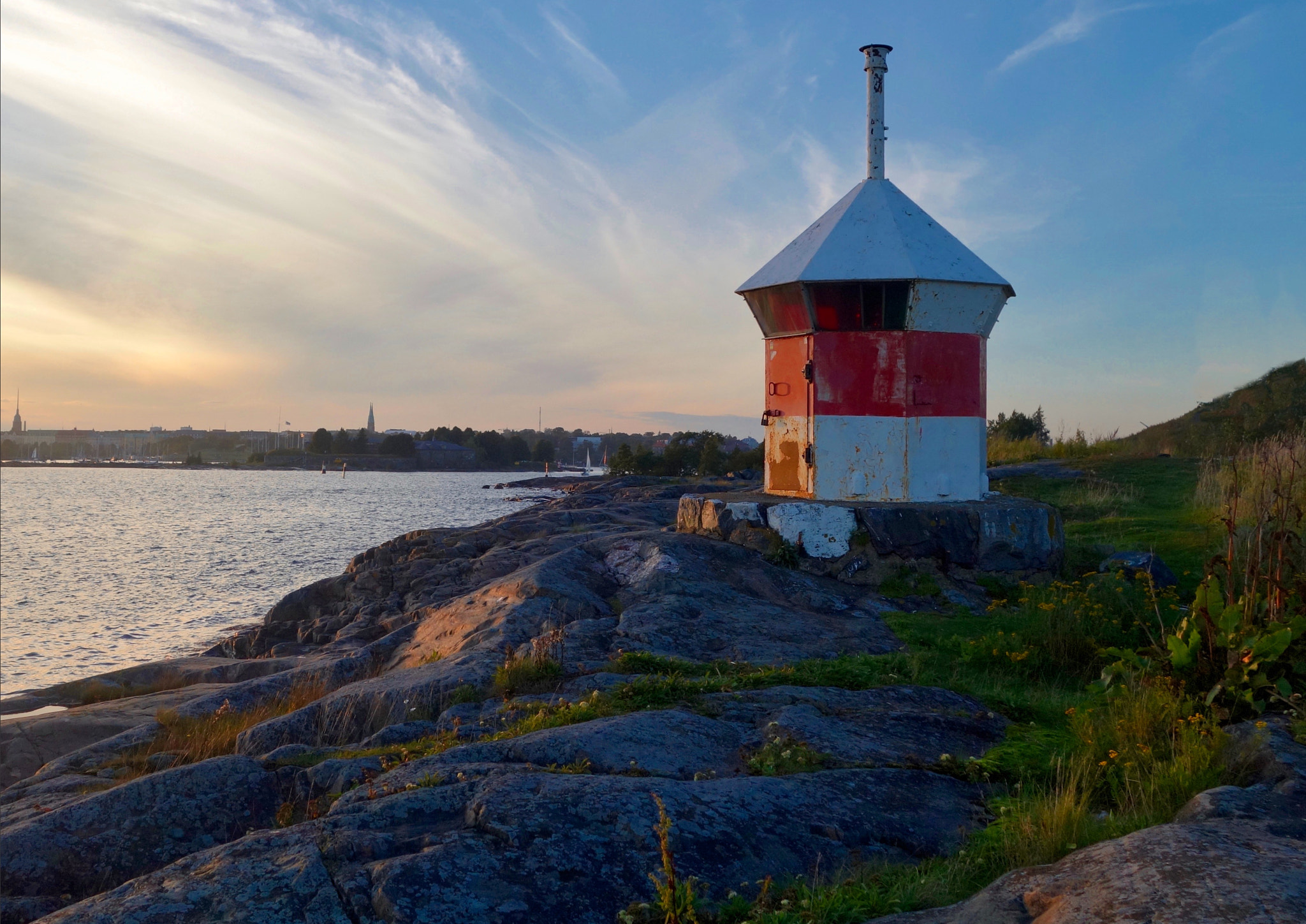 Sony 28-100mm F1.8-4.9 sample photo. Lighthouse in suomenlinna photography
