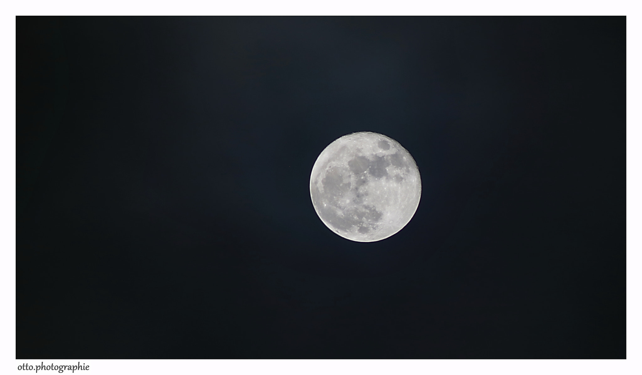Canon EOS 750D (EOS Rebel T6i / EOS Kiss X8i) + EF75-300mm f/4-5.6 sample photo. Mondphasen photography