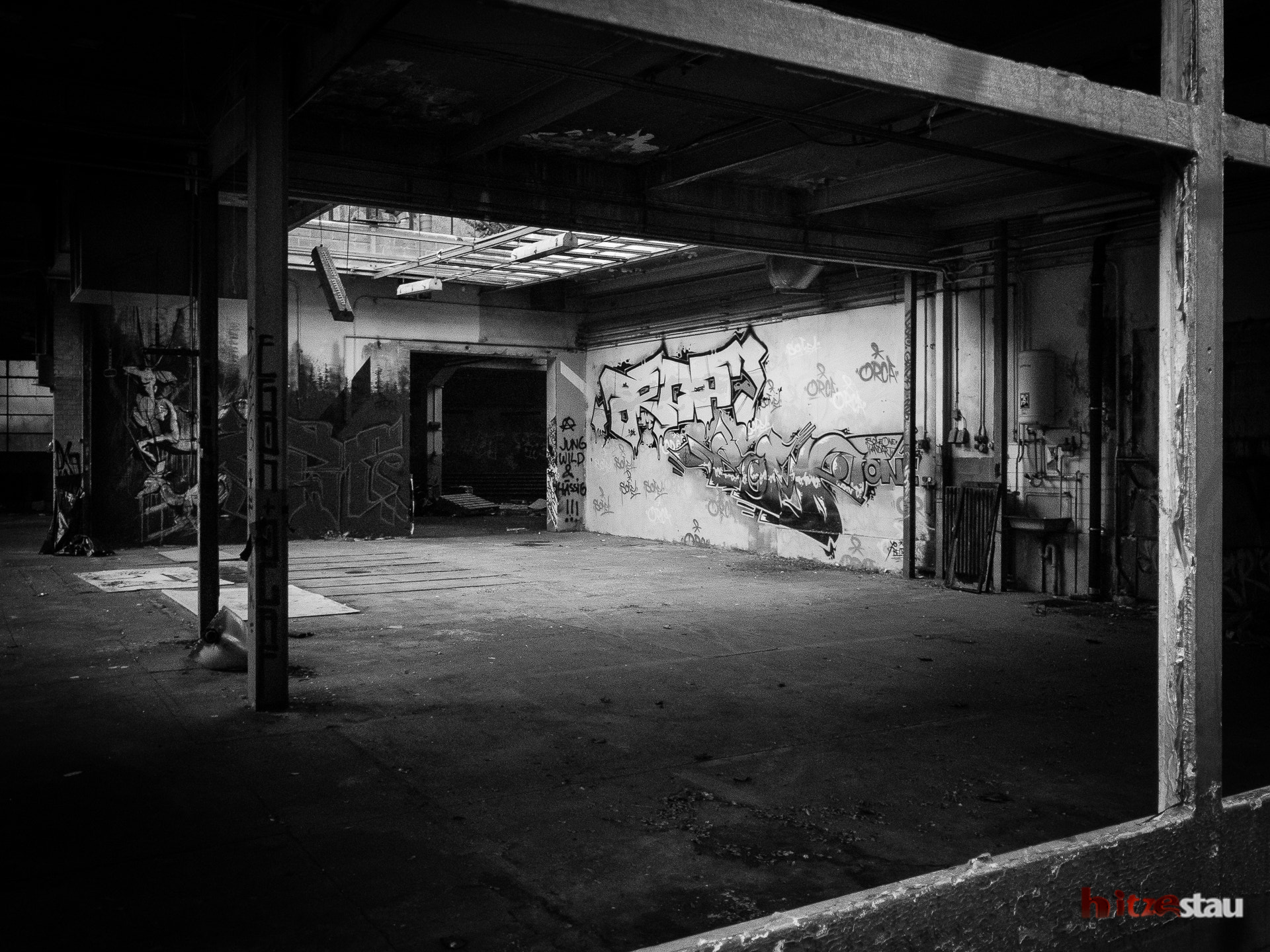 iPhone 7 Plus back camera 3.99mm f/1.8 sample photo. Abandoned garage photography