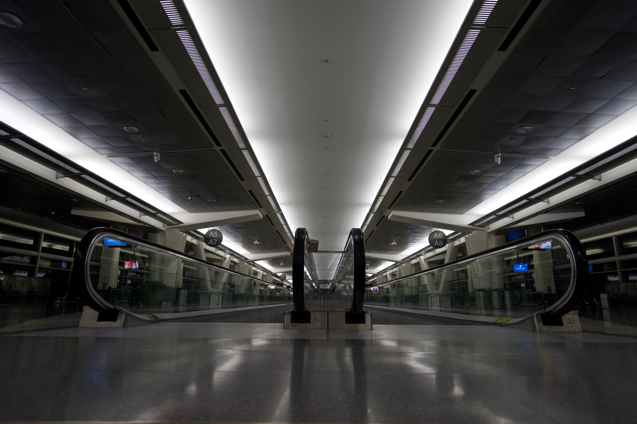 Sony a7 + Sony Vario-Tessar T* FE 16-35mm F4 ZA OSS sample photo. Flat escalators photography