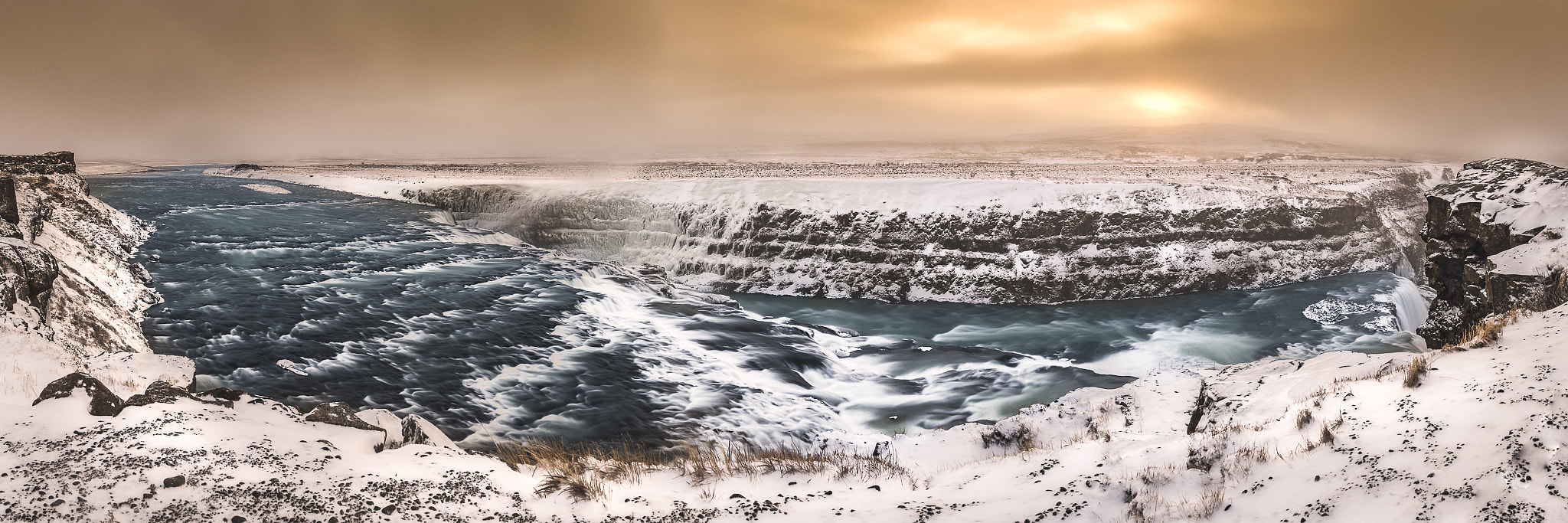 Olympus OM-D E-M10 + Panasonic Lumix G 14mm F2.5 ASPH sample photo. Golden fog photography