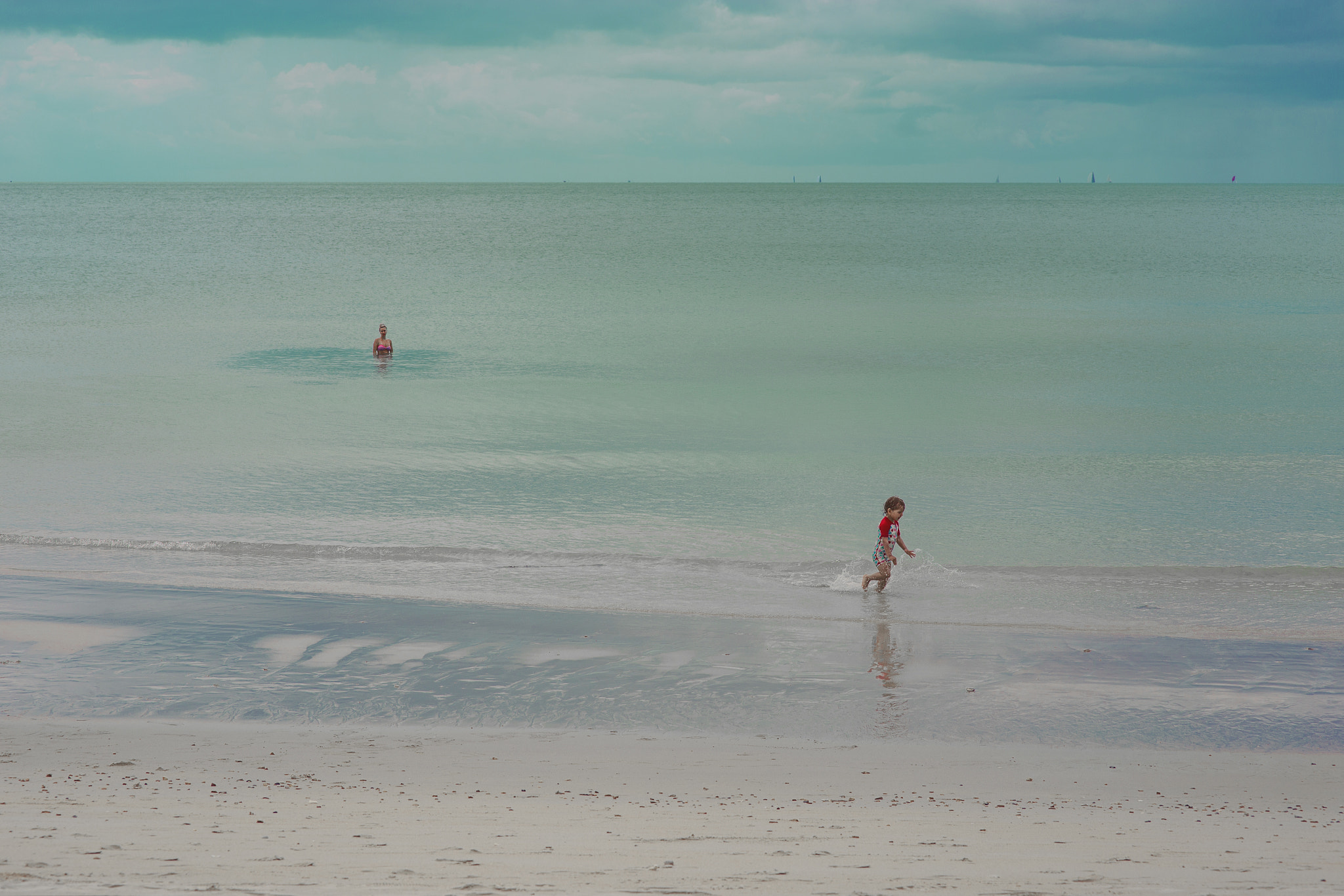 Sigma 85mm F1.4 EX DG HSM sample photo. At the beach photography