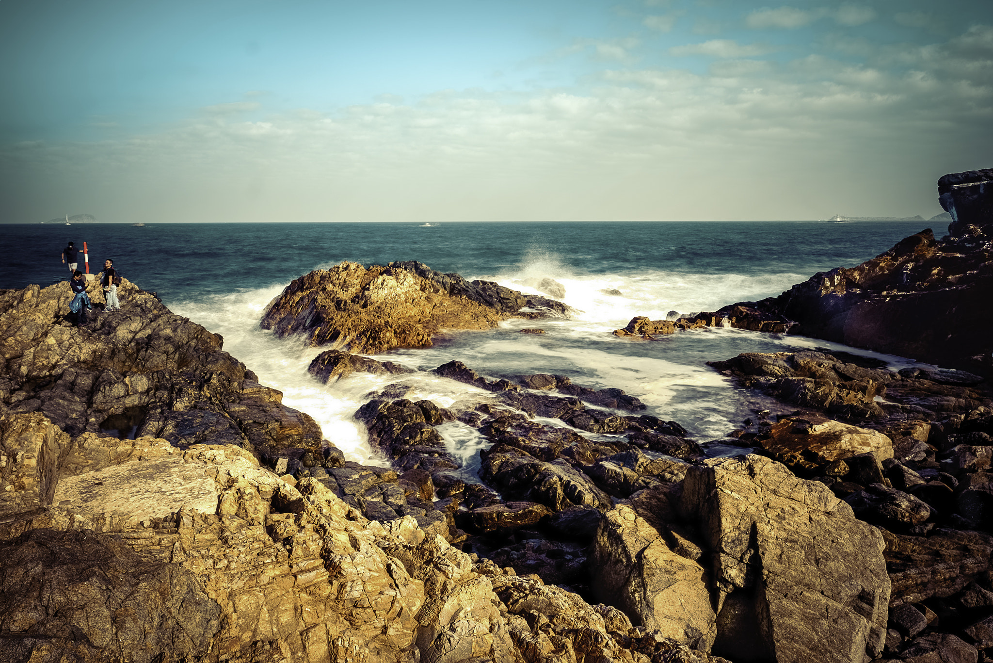 Fujifilm X-T10 + Fujifilm XF 16mm F1.4 R WR sample photo. Coast and waves photography