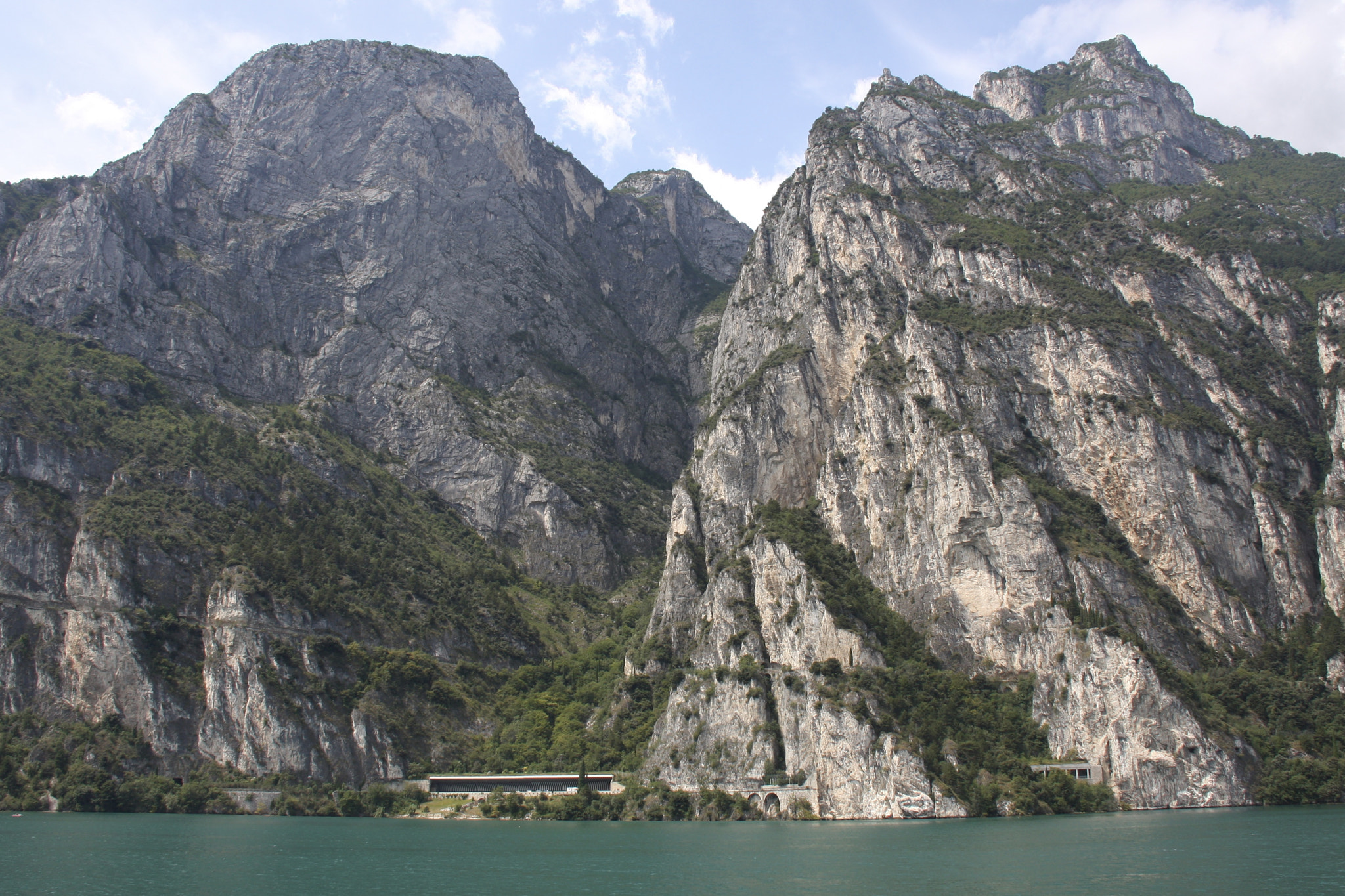Canon EF-S 18-200mm F3.5-5.6 IS sample photo. Lake cliffs photography