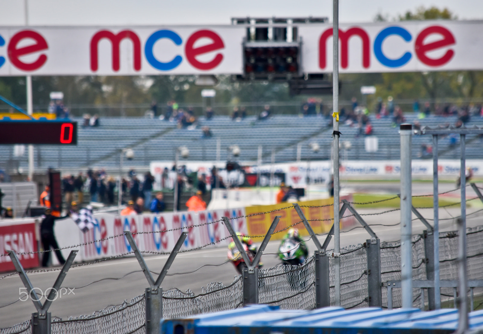 AF Zoom-Nikkor 35-135mm f/3.5-4.5 N sample photo. Race to the finish photography