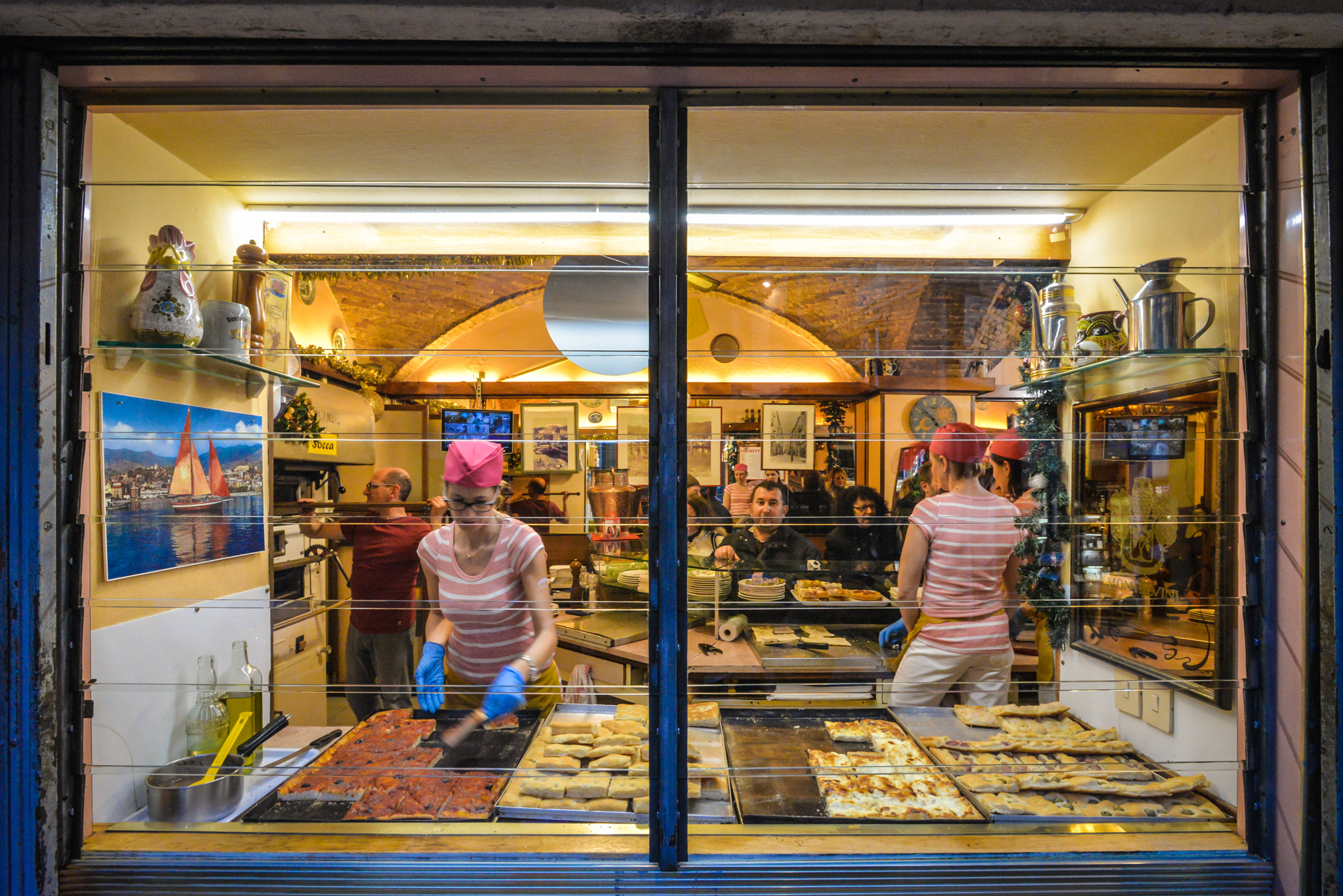 Nikon AF-S Nikkor 17-35mm F2.8D ED-IF sample photo. Focacceria ligure photography