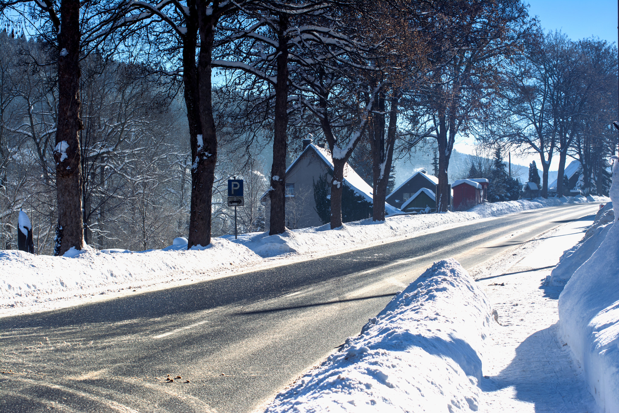Nikon D5200 + Nikon AF-S Nikkor 50mm F1.4G sample photo. Winter road photography
