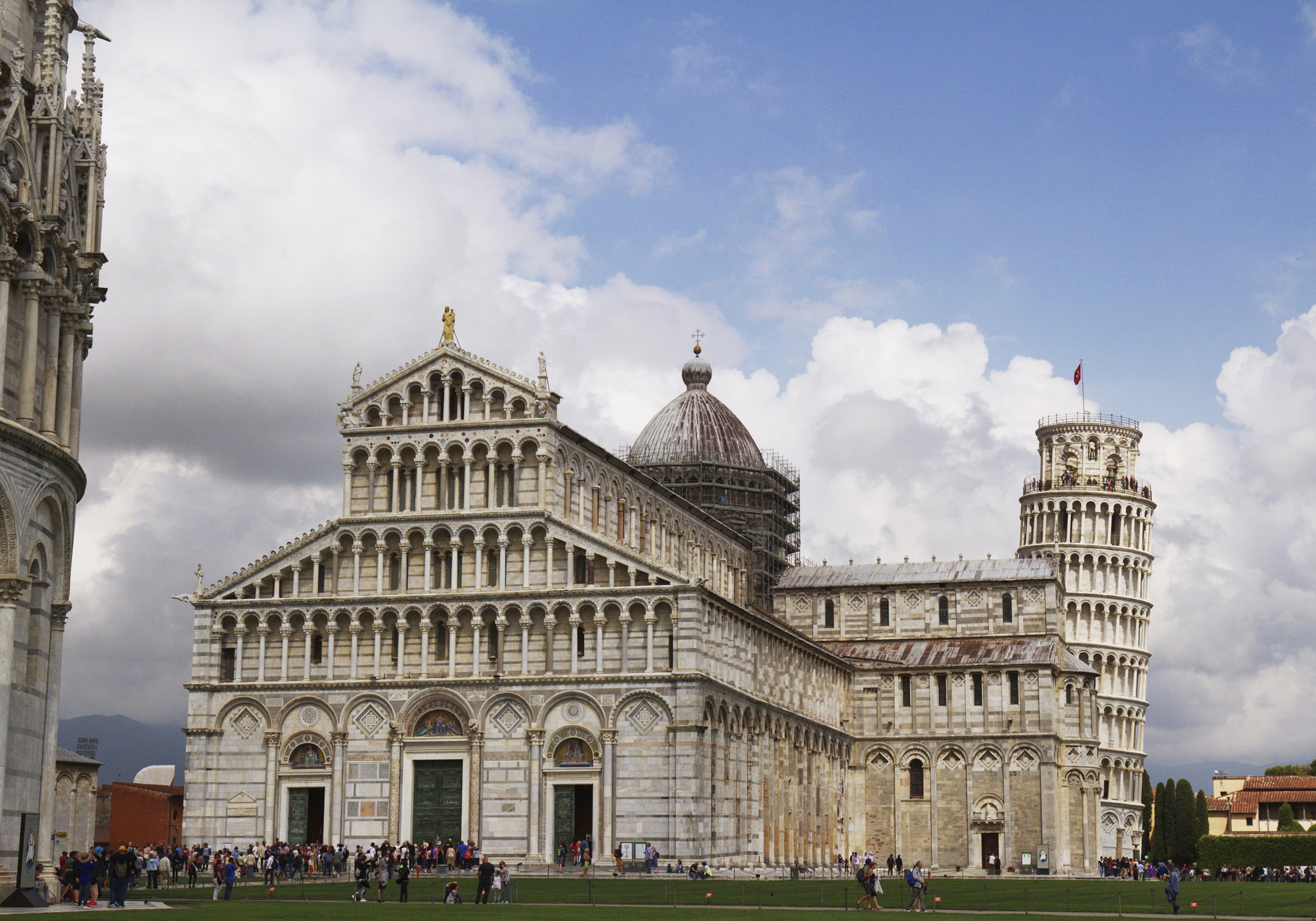 Canon EF 16-35mm F4L IS USM sample photo. Piazza dei miracoli and tower photography