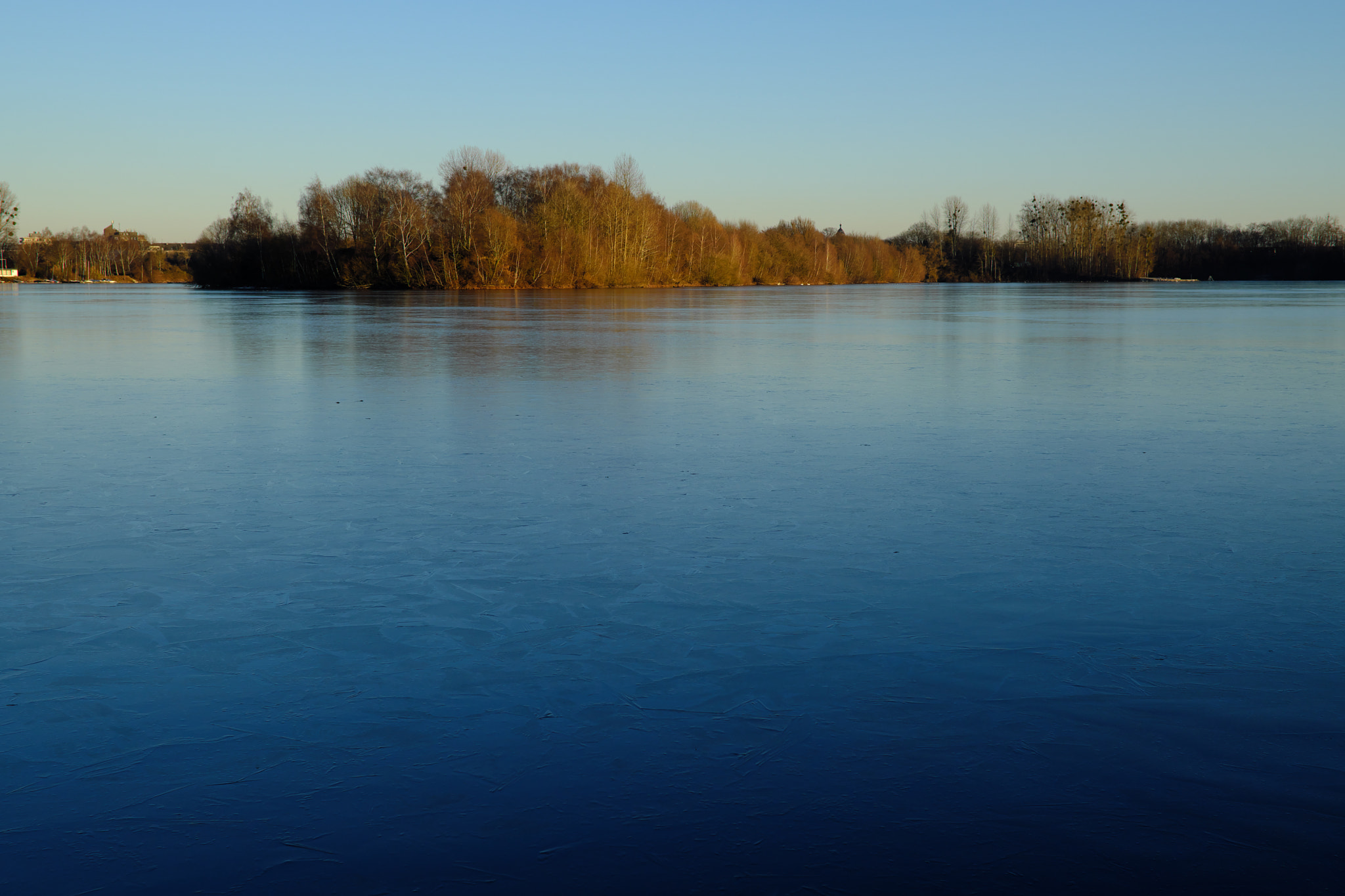 Fujifilm X-T2 + ZEISS Touit 32mm F1.8 sample photo. Frozen lake photography