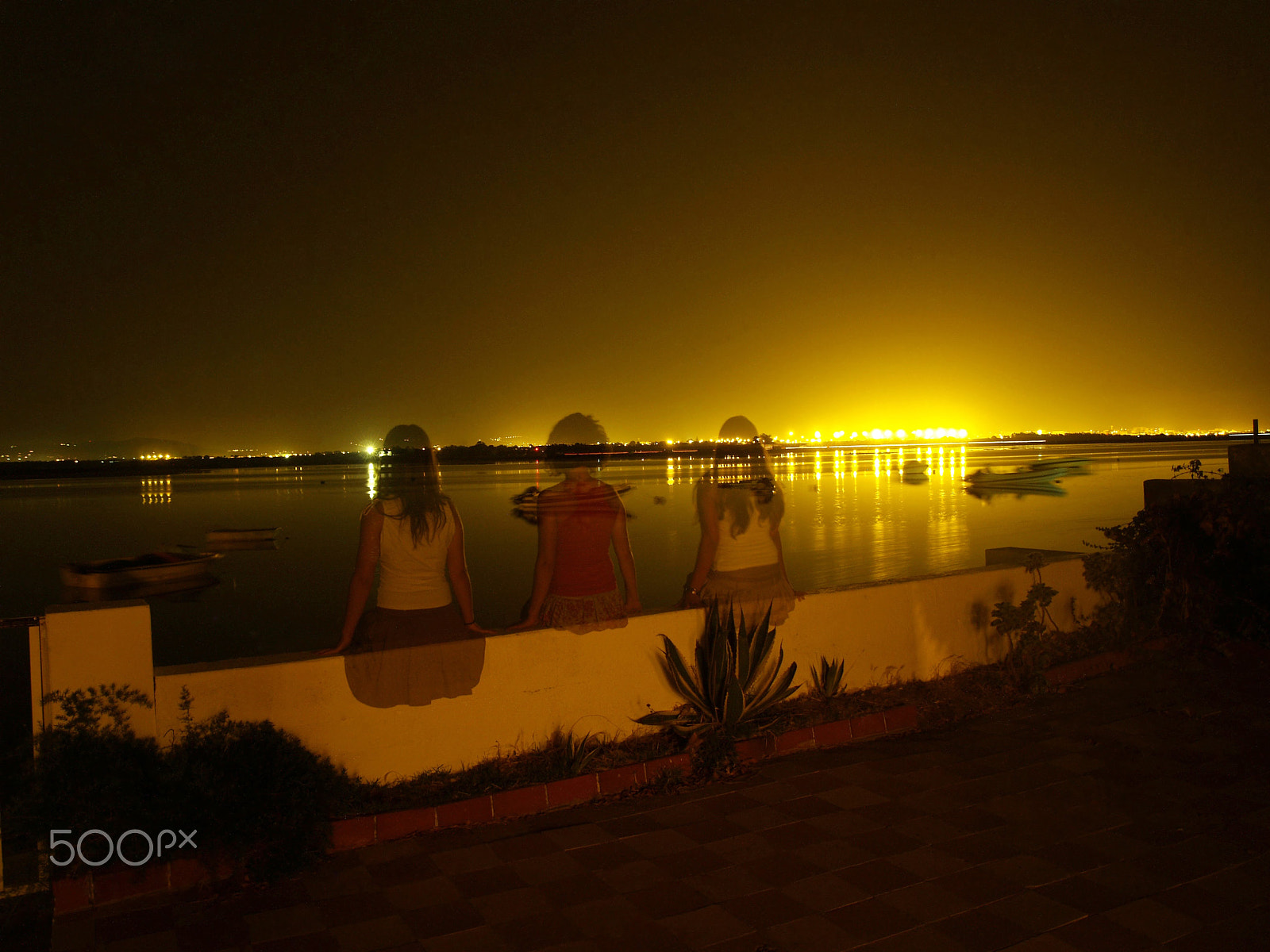 Olympus E-400 (EVOLT E-400) sample photo. Three girls in the house on the lagoon photography