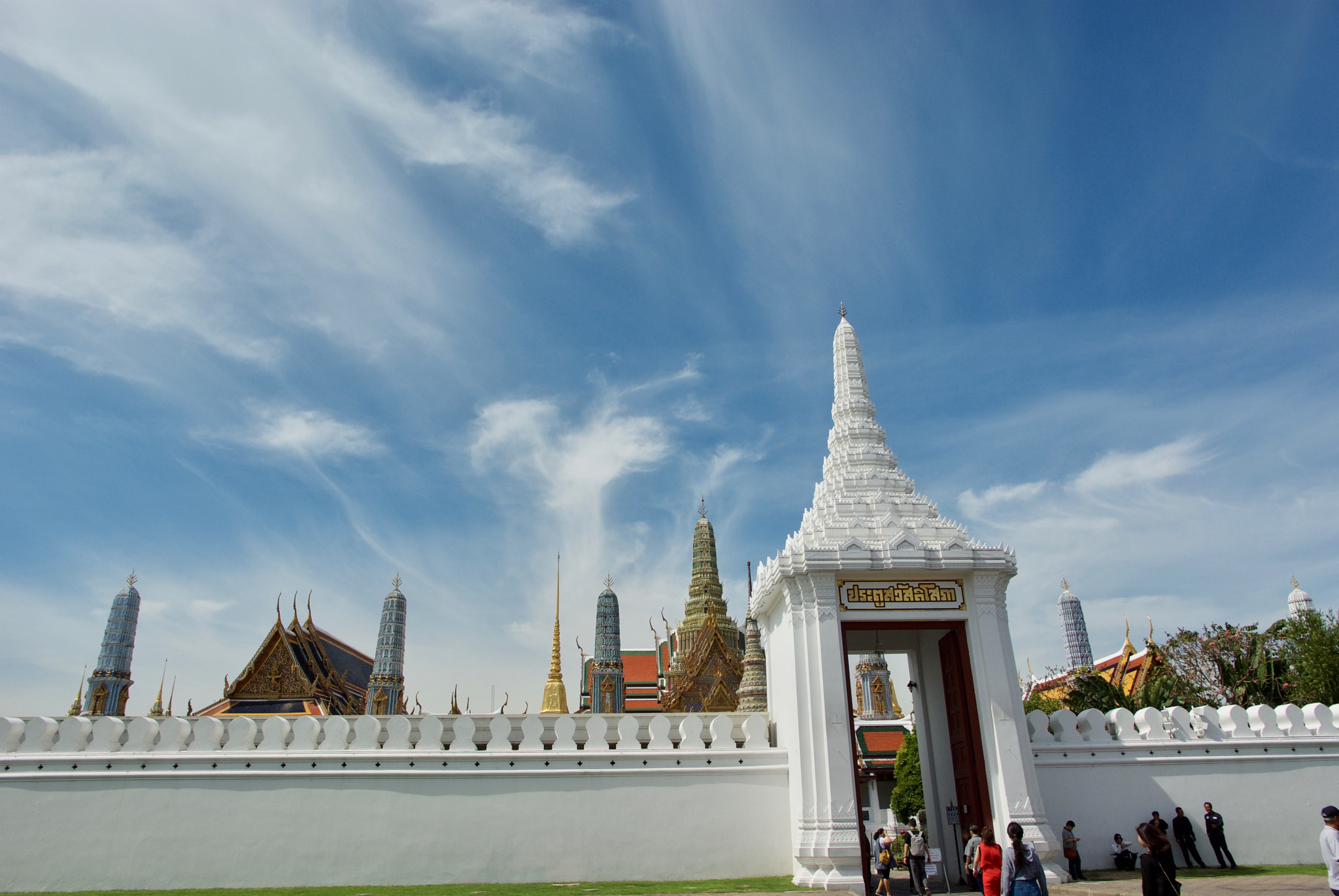 Pentax K200D + Pentax smc DA 15mm F4 ED AL Limited sample photo. The grand palace photography