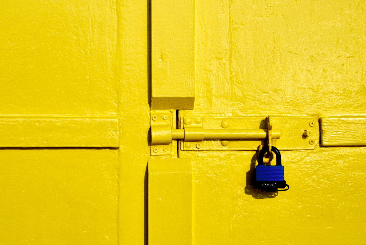 Olympus PEN-F sample photo. Blue on yellow photography