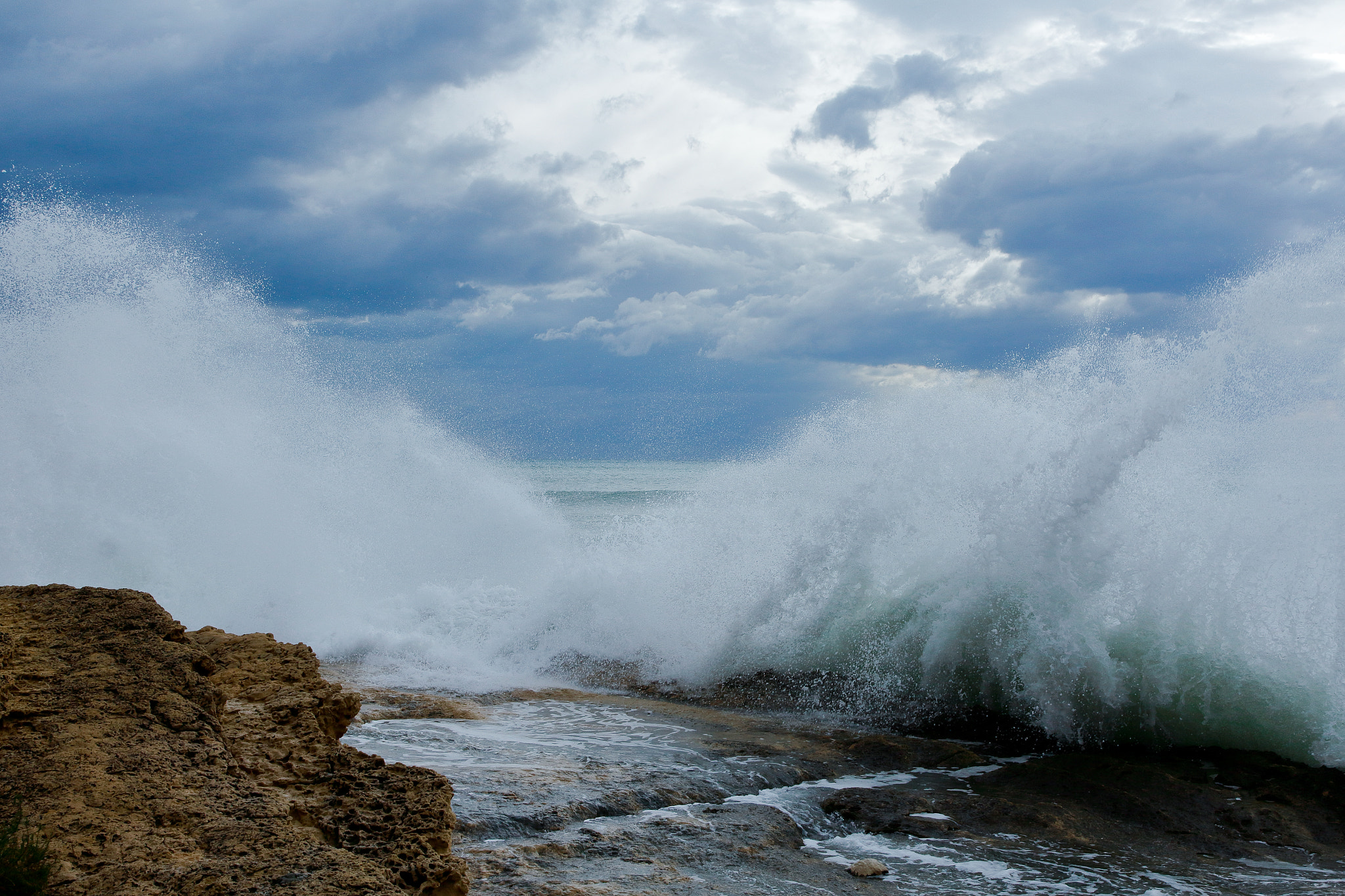 Canon EOS 1200D (EOS Rebel T5 / EOS Kiss X70 / EOS Hi) sample photo. The nervous sea photography