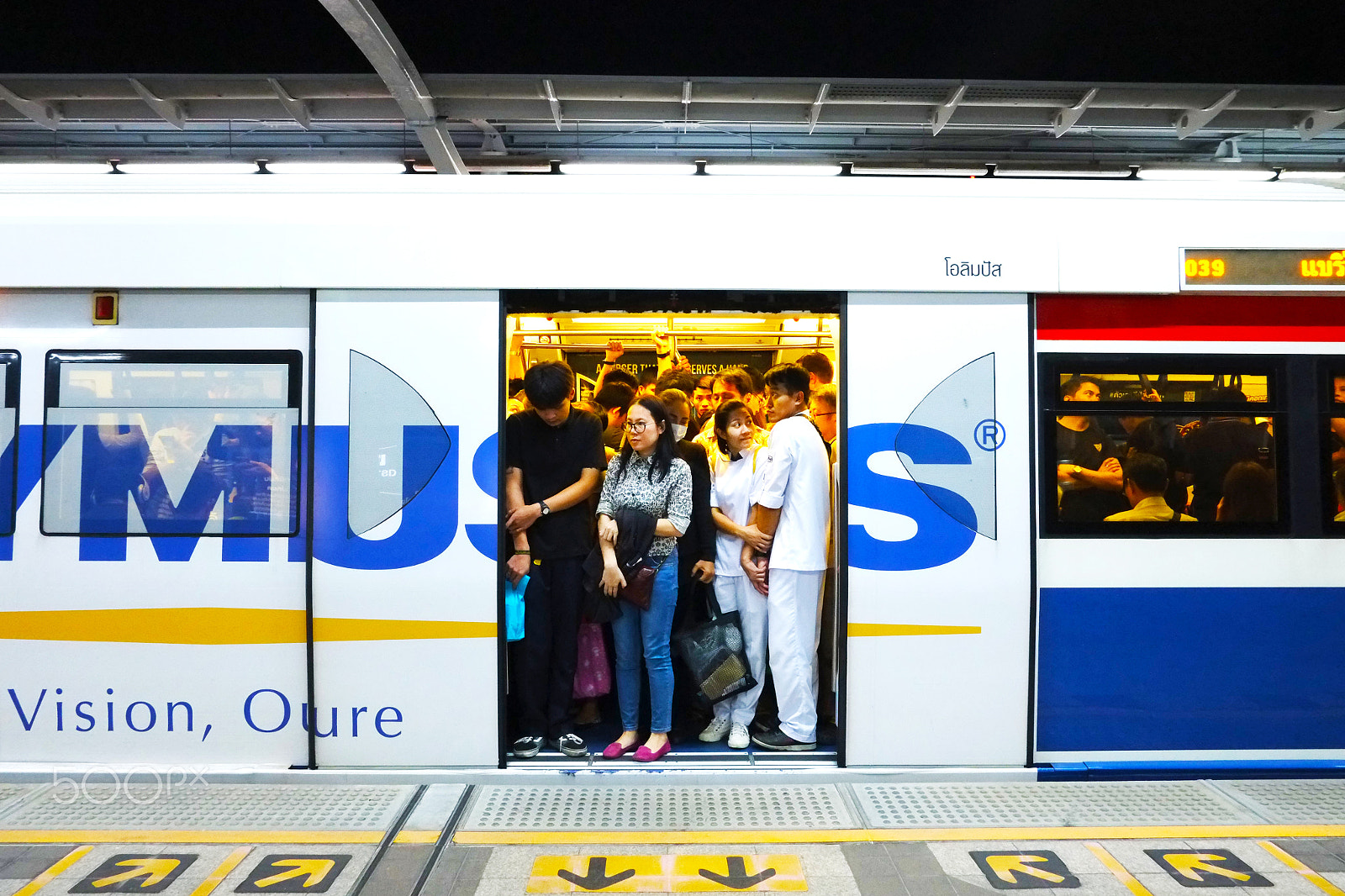 Fujifilm X-E1 sample photo. Packed train bangkok photography