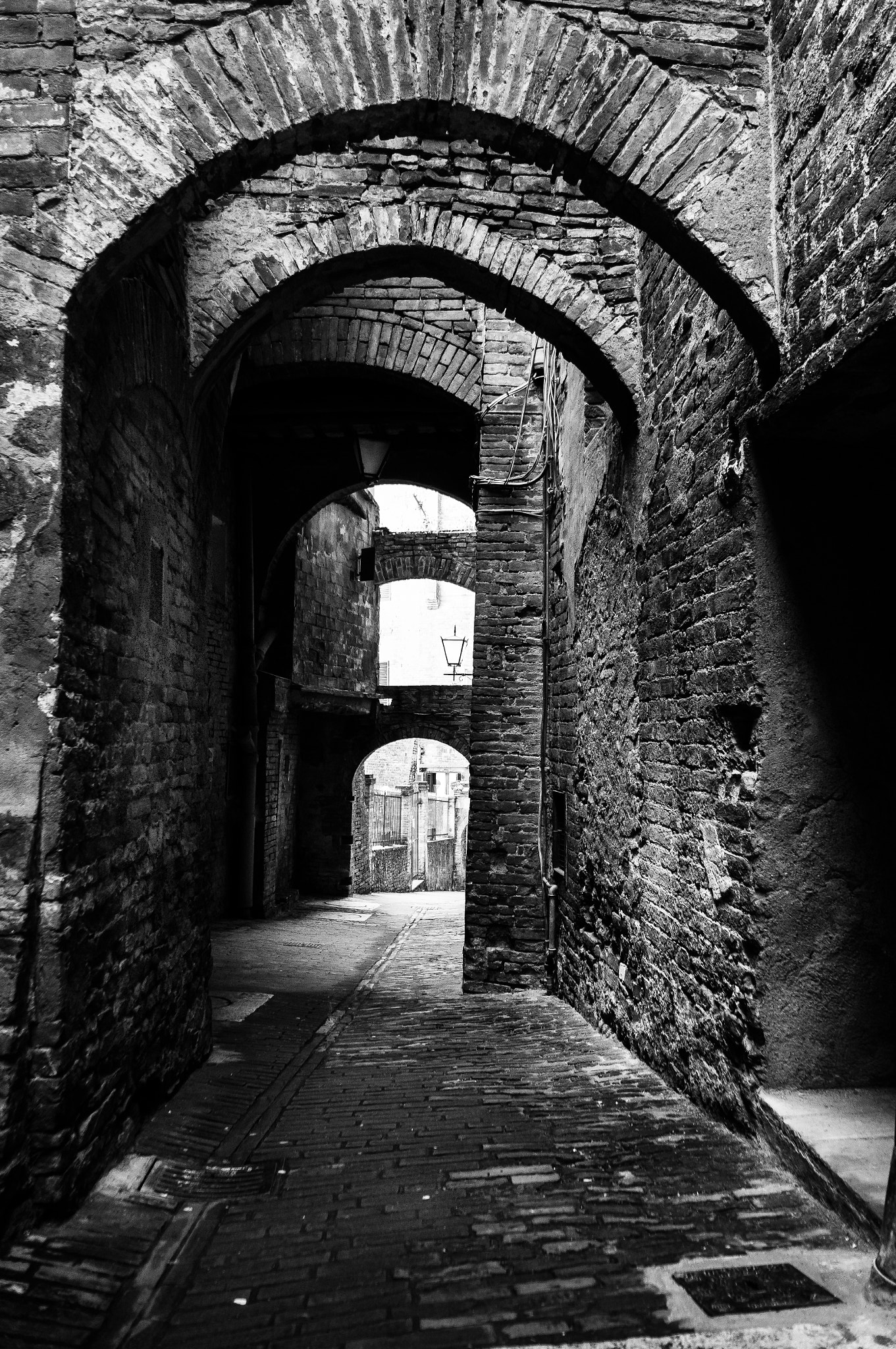 Sony Alpha NEX-5R + Sony E 18-55mm F3.5-5.6 OSS sample photo. Back alley in sienna(b&w) photography