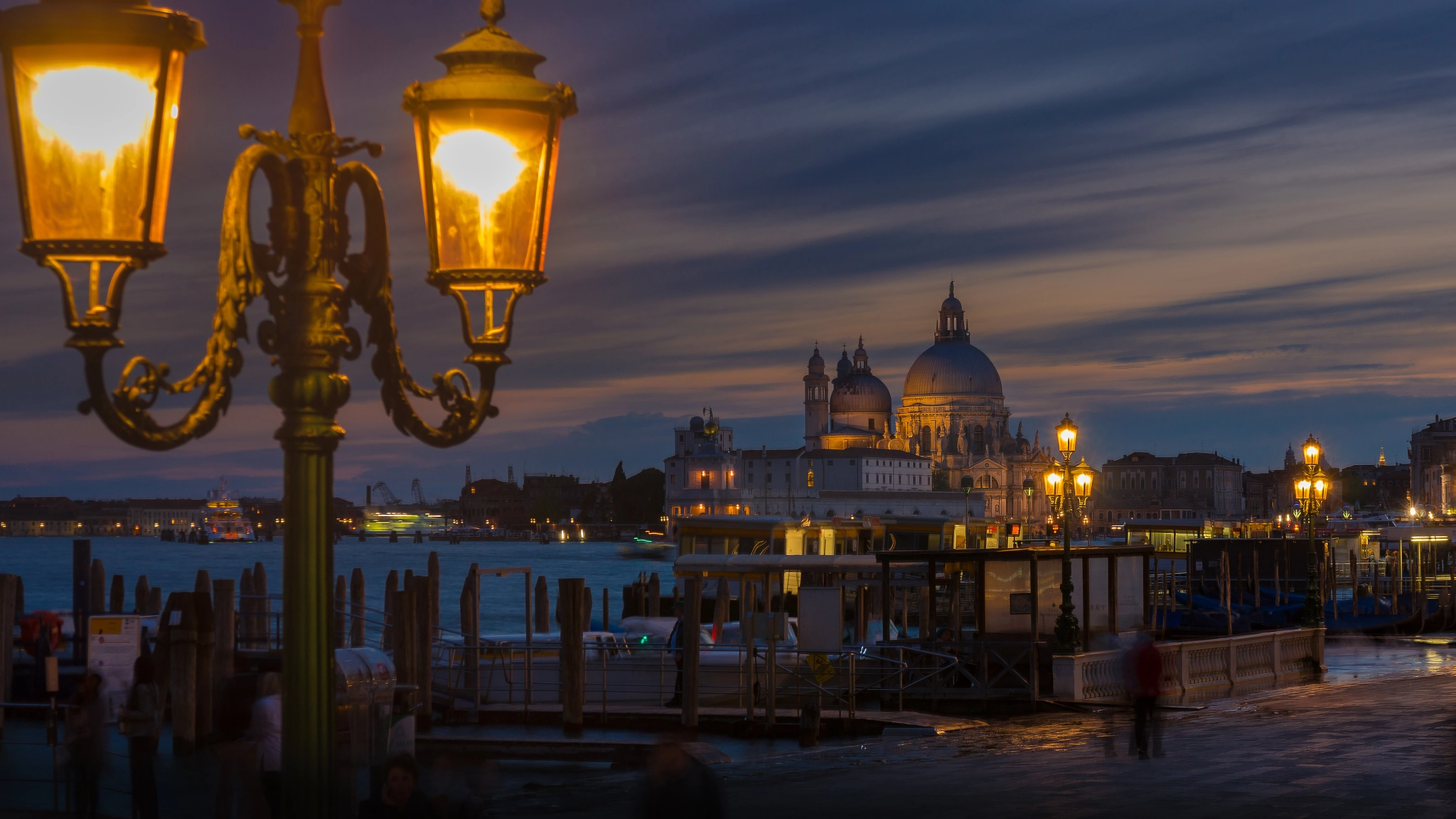 Sony Alpha NEX-5R + Sony E 18-55mm F3.5-5.6 OSS sample photo. Dusk in venice photography