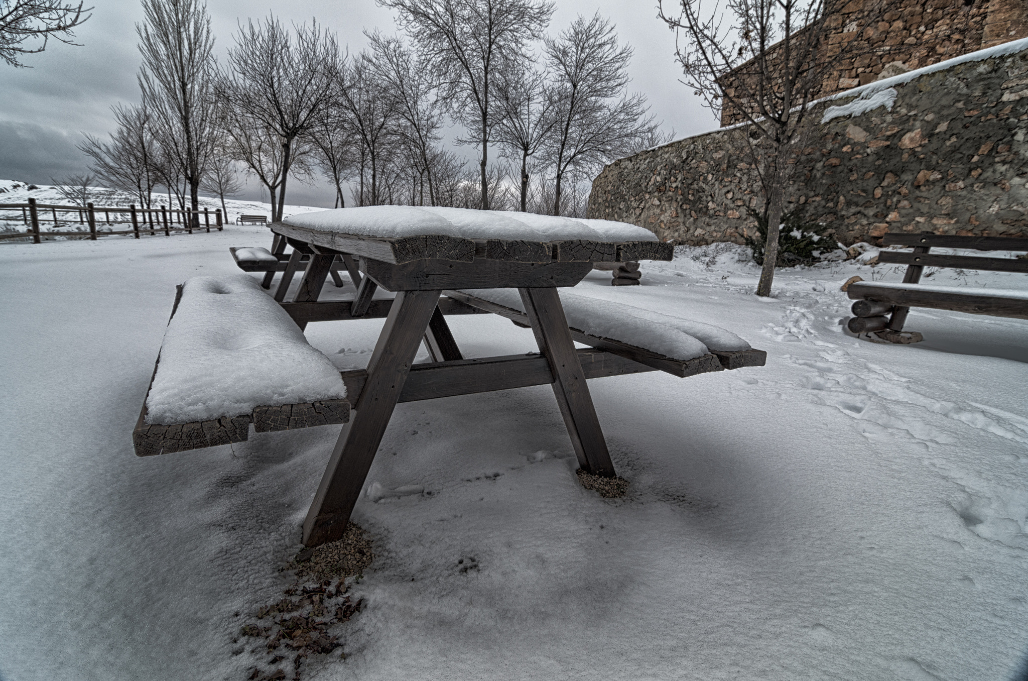 Pentax K-5 IIs + Pentax smc DA 12-24mm F4.0 ED AL (IF) sample photo. Banco con nieve photography