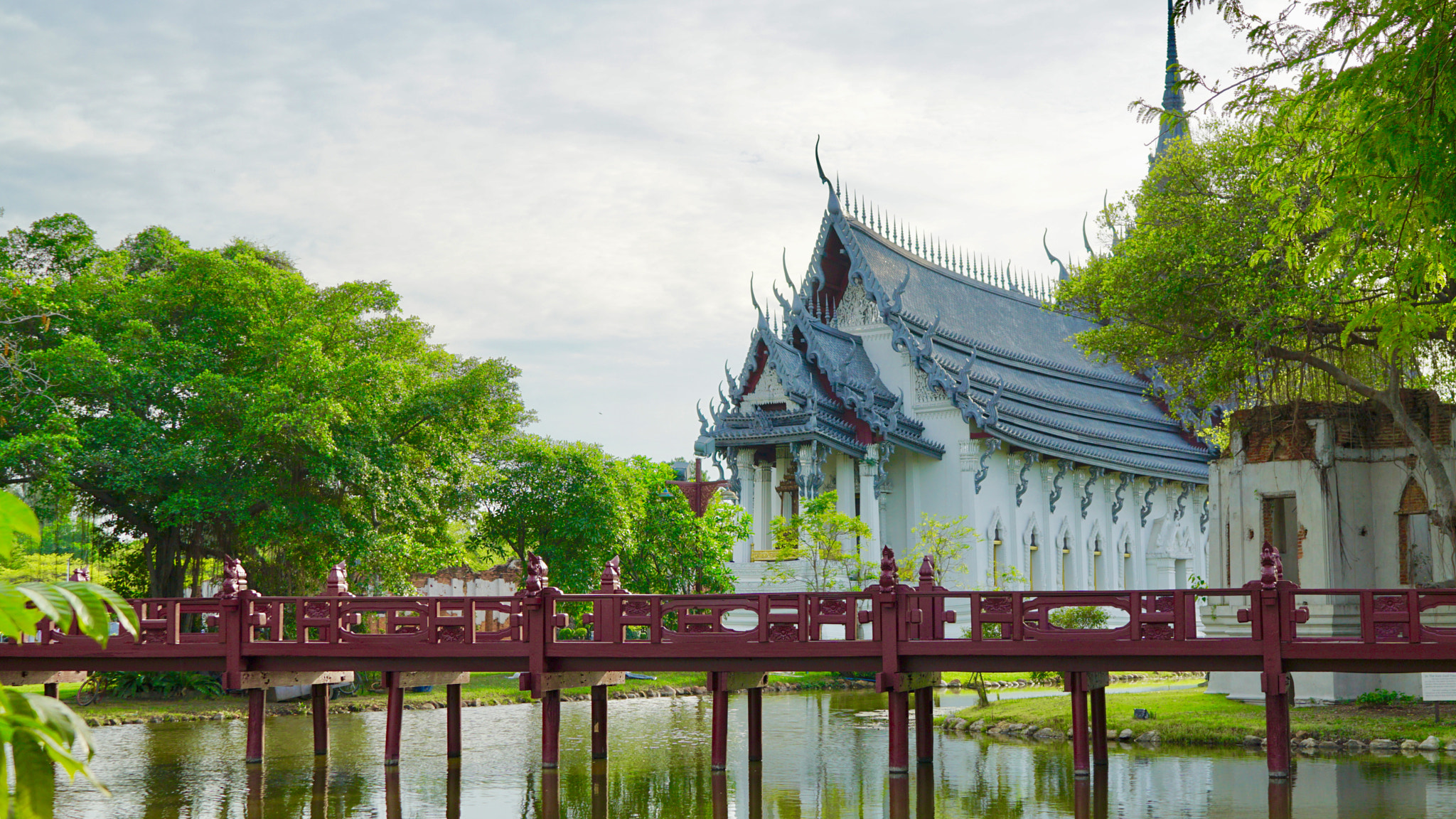 Sony a5100 + Sony Distagon T* FE 35mm F1.4 ZA sample photo. Thai temple at landmark of ancient city photography