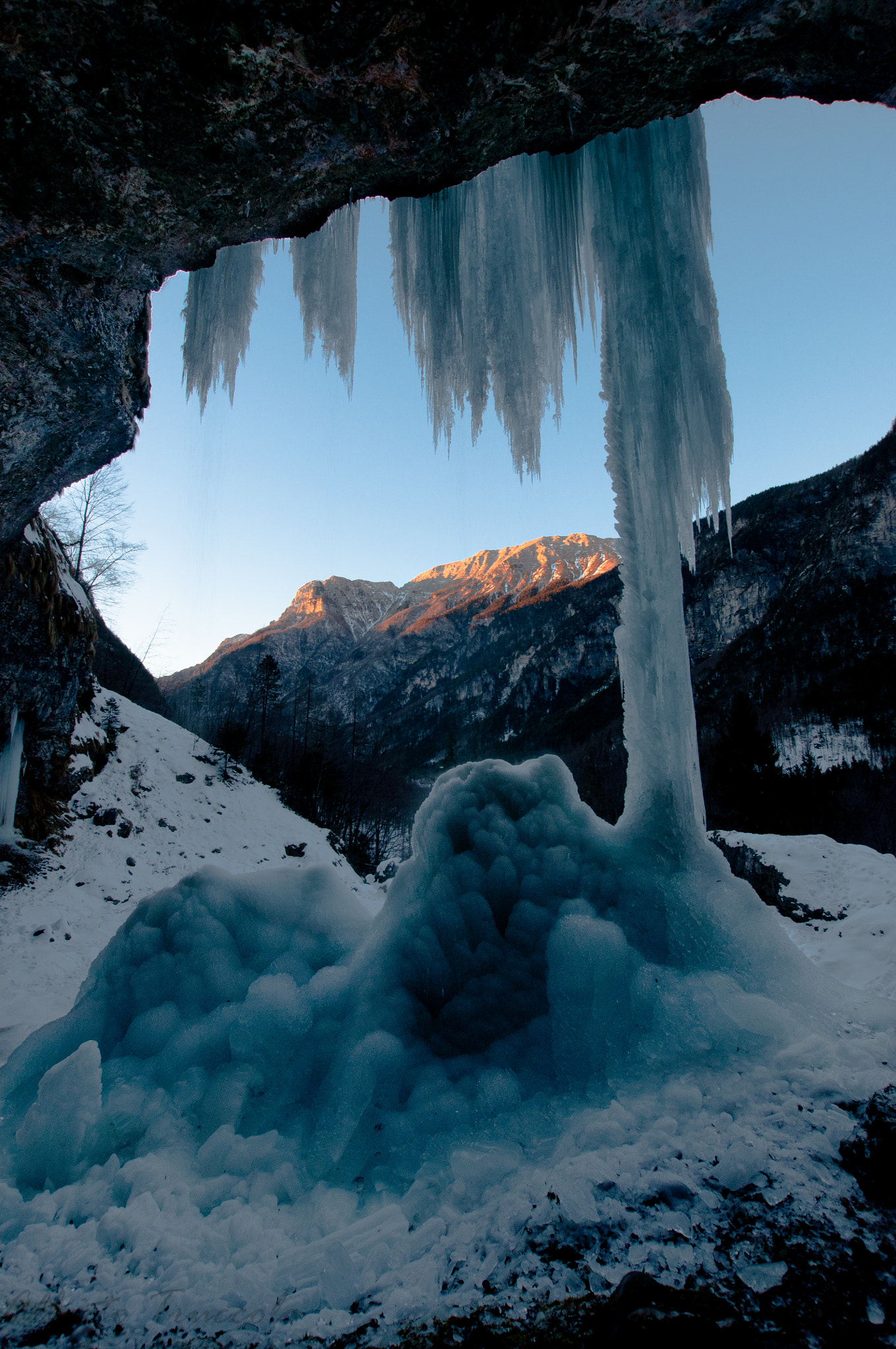 Nikon D90 + Sigma 10-20mm F3.5 EX DC HSM sample photo. Ice and sky photography