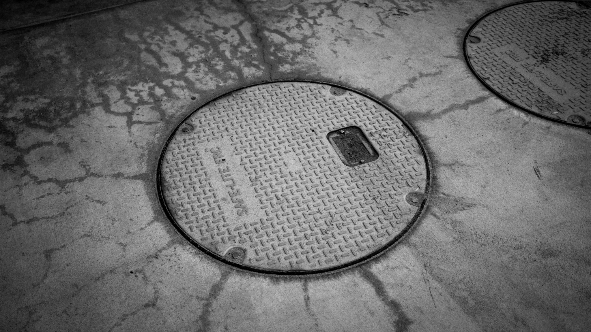 Sony Alpha NEX-7 + Sony Sonnar T* E 24mm F1.8 ZA sample photo. Manhole photography