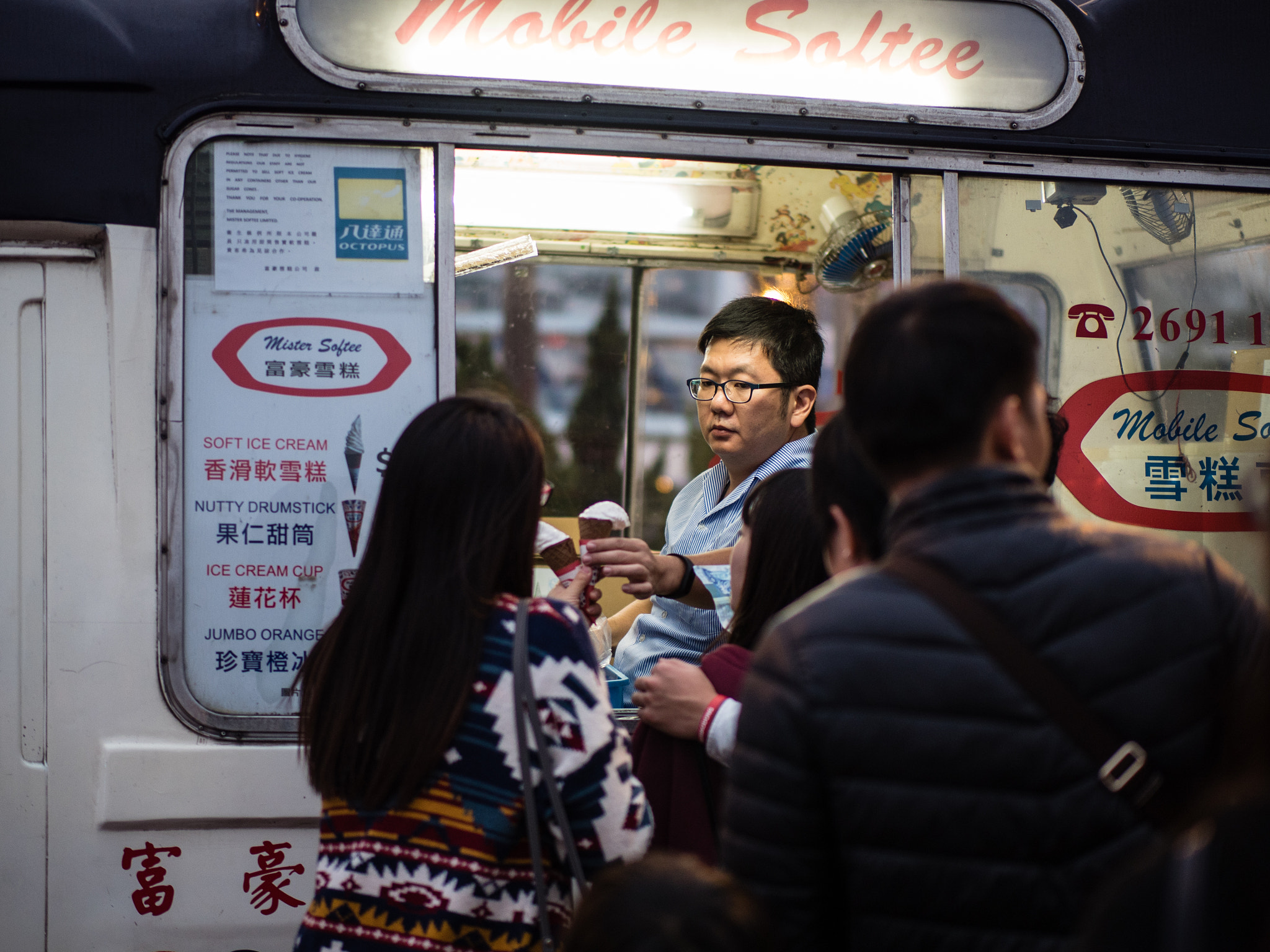 Olympus OM-D E-M5 II + Panasonic Leica DG Nocticron 42.5mm F1.2 ASPH OIS sample photo. Icecream man photography