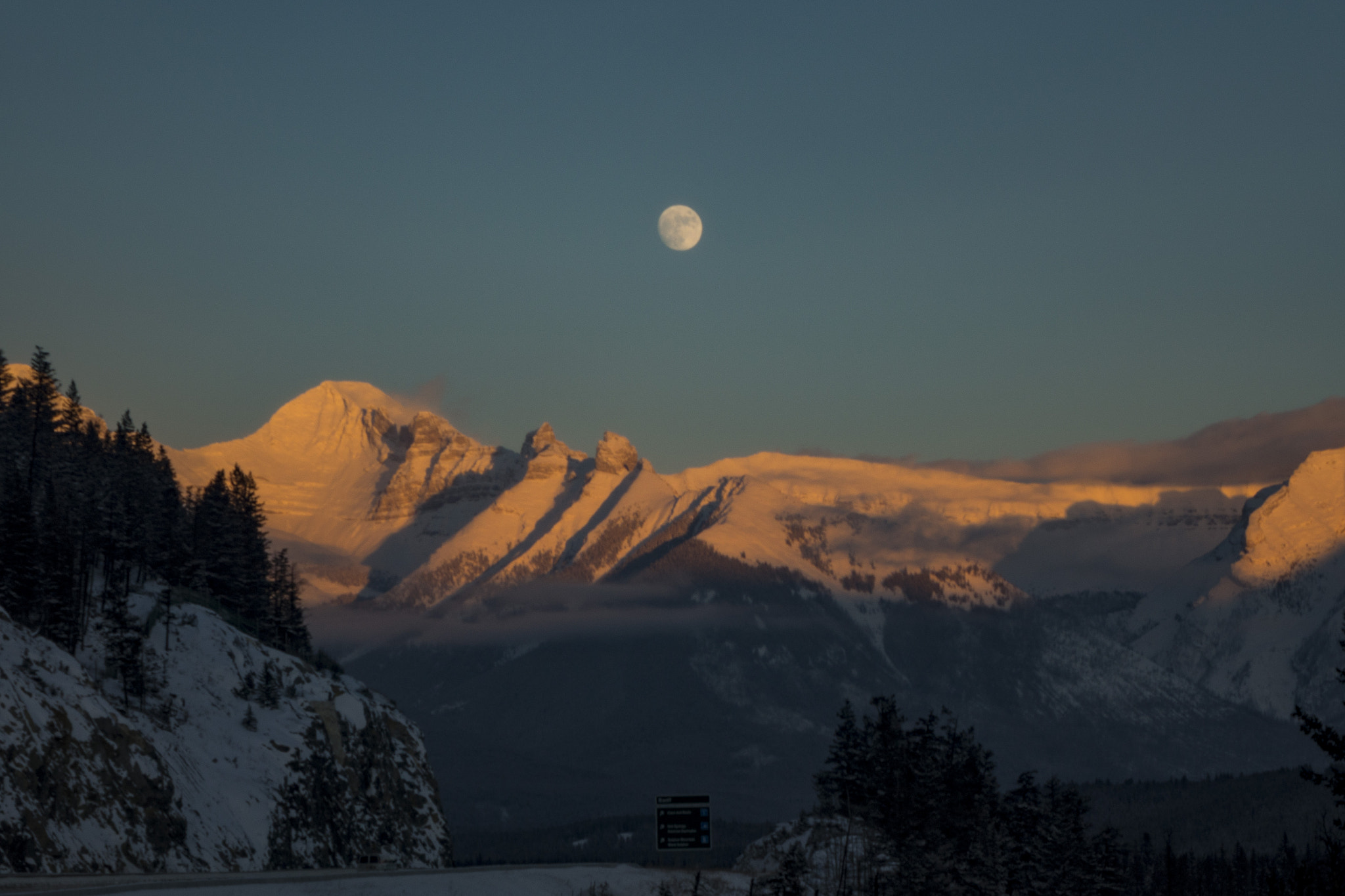 Sony Cyber-shot DSC-RX10 + 24-200mm F2.8 sample photo. Sunset in the rockies photography
