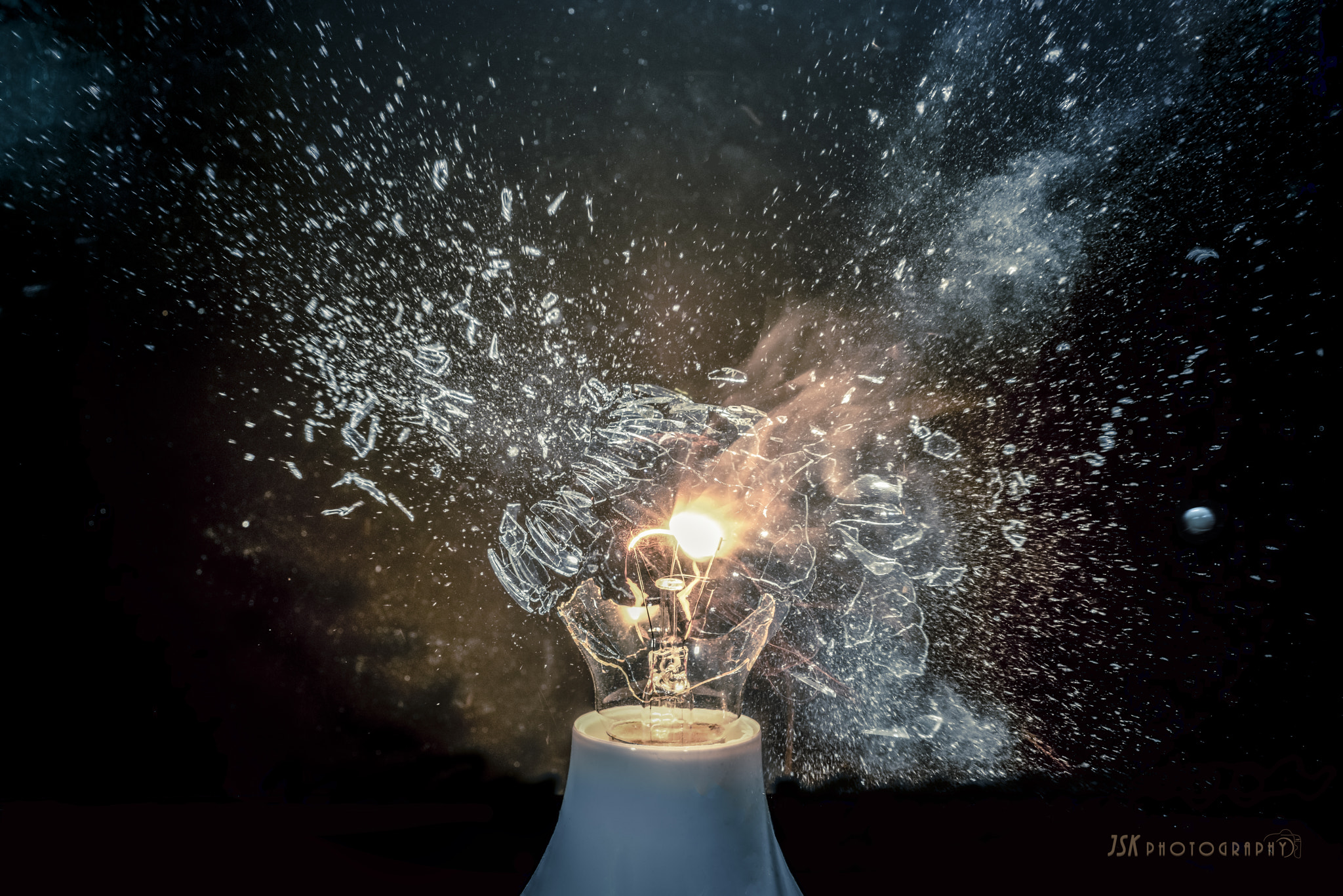 Nikon AF Micro-Nikkor 60mm F2.8D sample photo. Light bulb vs. softair photography
