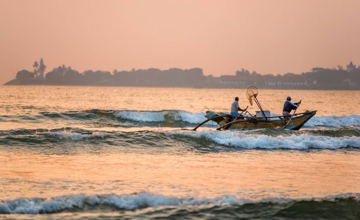AF-S Zoom-Nikkor 80-200mm f/2.8D IF-ED sample photo. Fishing boat at sunset photography
