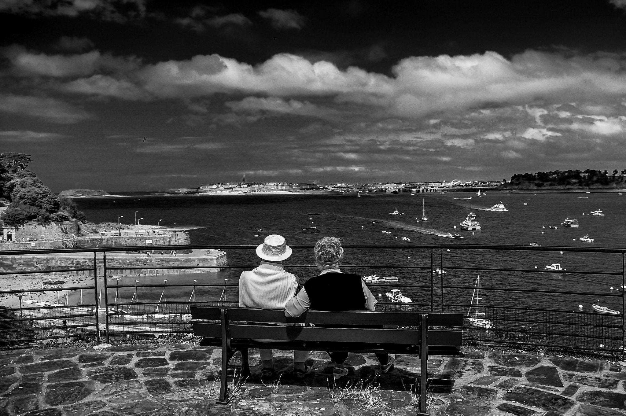 Pentax K100D Super sample photo. Amoureux sur un banc public... photography